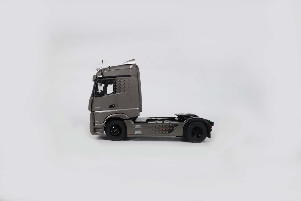 Solido S2400205 Camion miniature collection 1/24 Mercedes-Benz Actros L Argent mat 2021 - Breizh Modélisme.