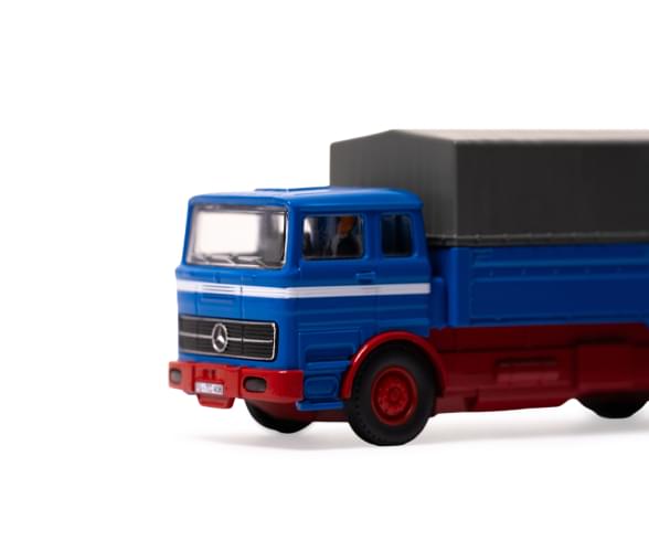 Véhicule 1:87 M-B 1620 plateau avec remorque orange 1/87 - Breizh Modélisme.