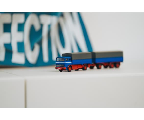Véhicule 1:87 M-B 1620 plateau avec remorque orange 1/87 - Breizh Modélisme.