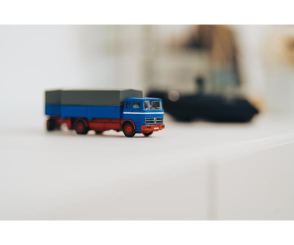 Véhicule 1:87 M-B 1620 plateau avec remorque orange 1/87 - Breizh Modélisme.