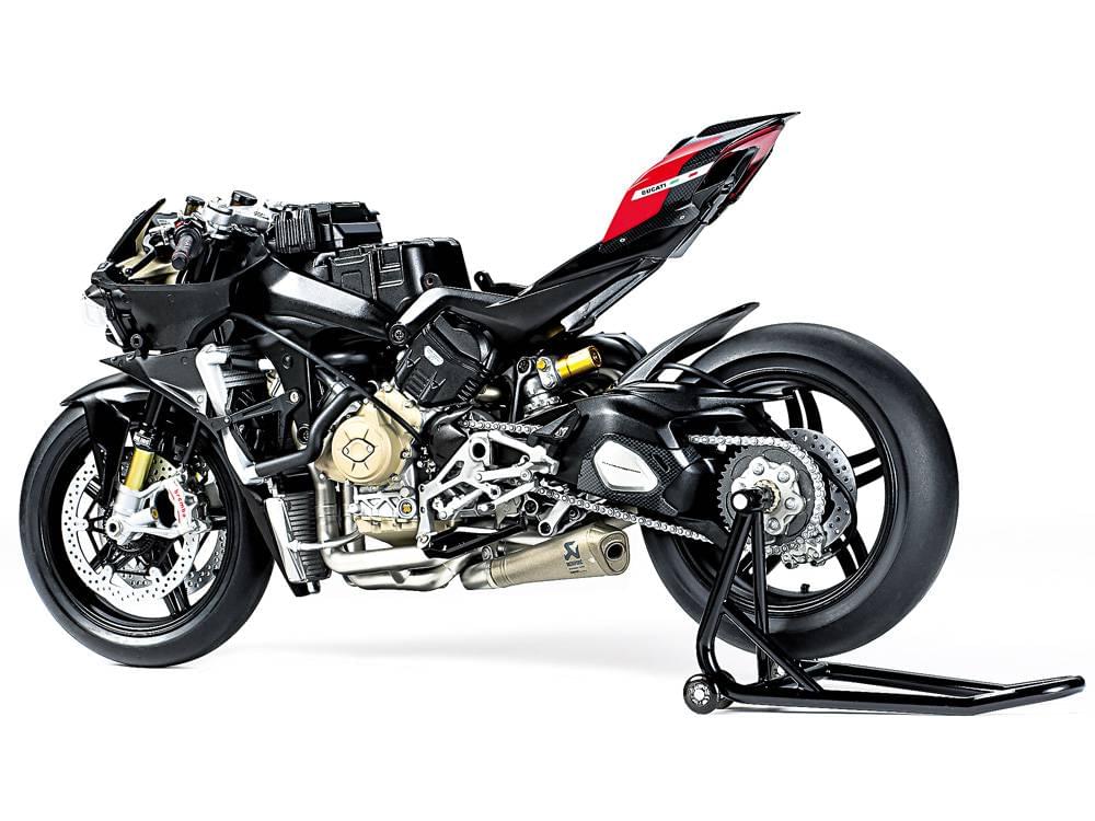 Maquette moto Ducati Superleggera V4 + kit course Tamiya 14143