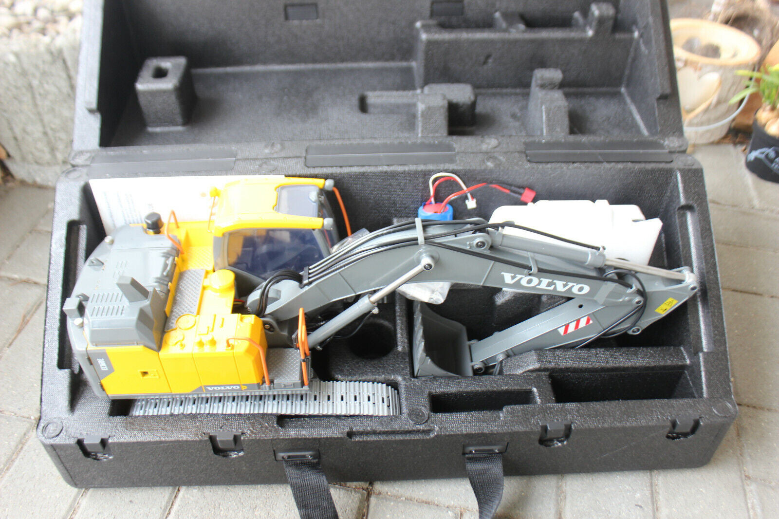 Volvo EC160E - Pelle RC électrique entièrement métallique 1/14