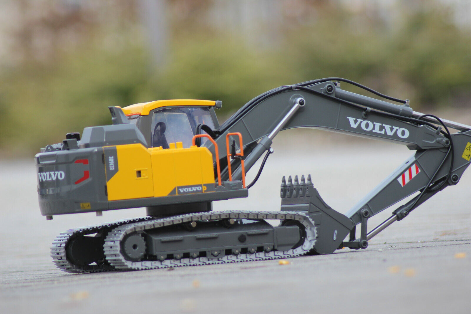 Volvo EC160E - Pelle RC électrique entièrement métallique 1/14