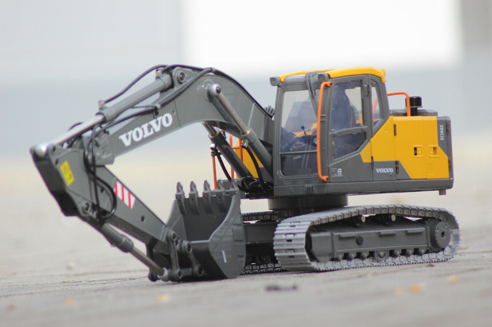 Volvo EC160E - Pelle RC électrique entièrement métallique 1/14