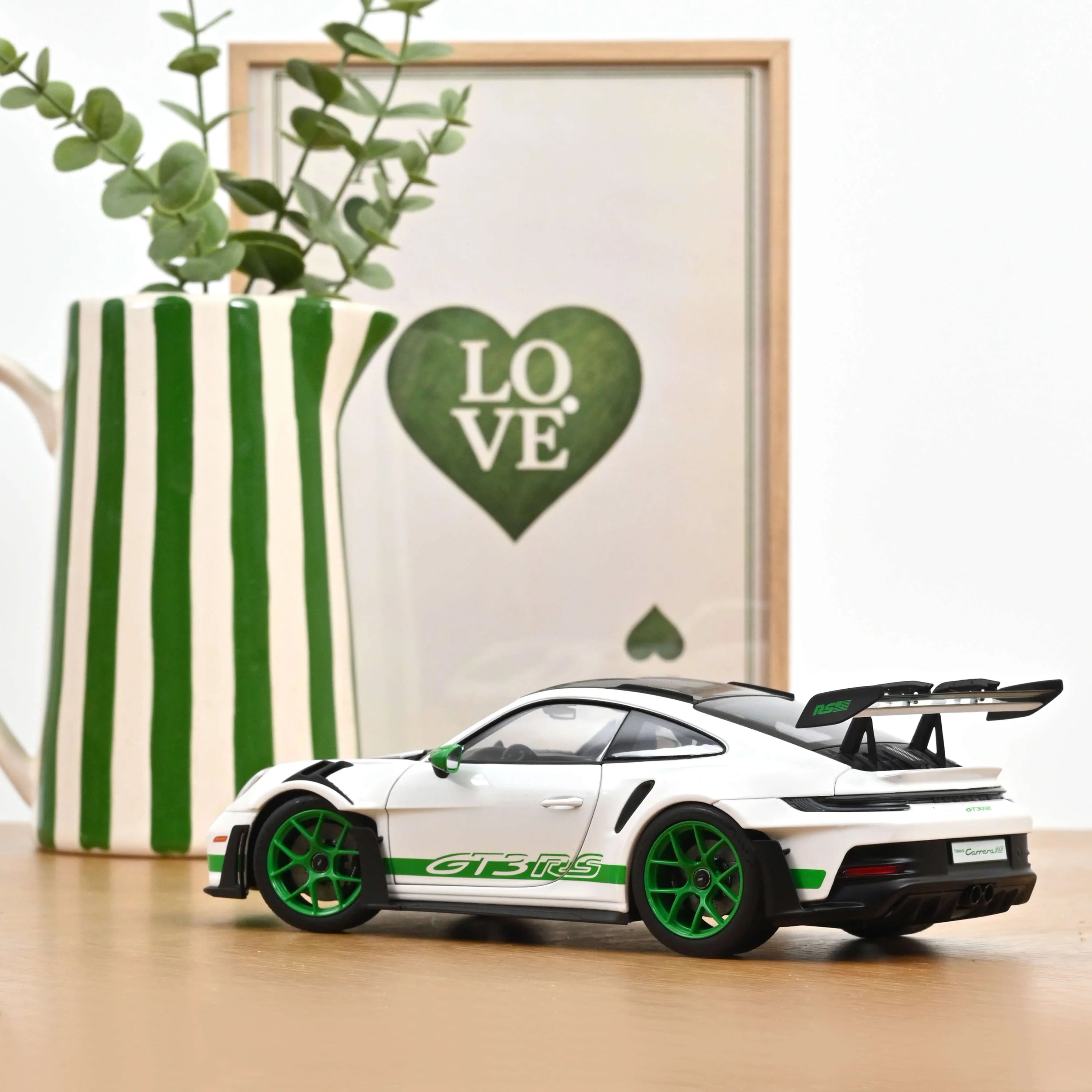 Voiture miniature collection 1/18 Porsche 911 GT3 RS Carrera RS 2022 Blanc/Vert Python Norev 187372 - Breizh Modélisme.