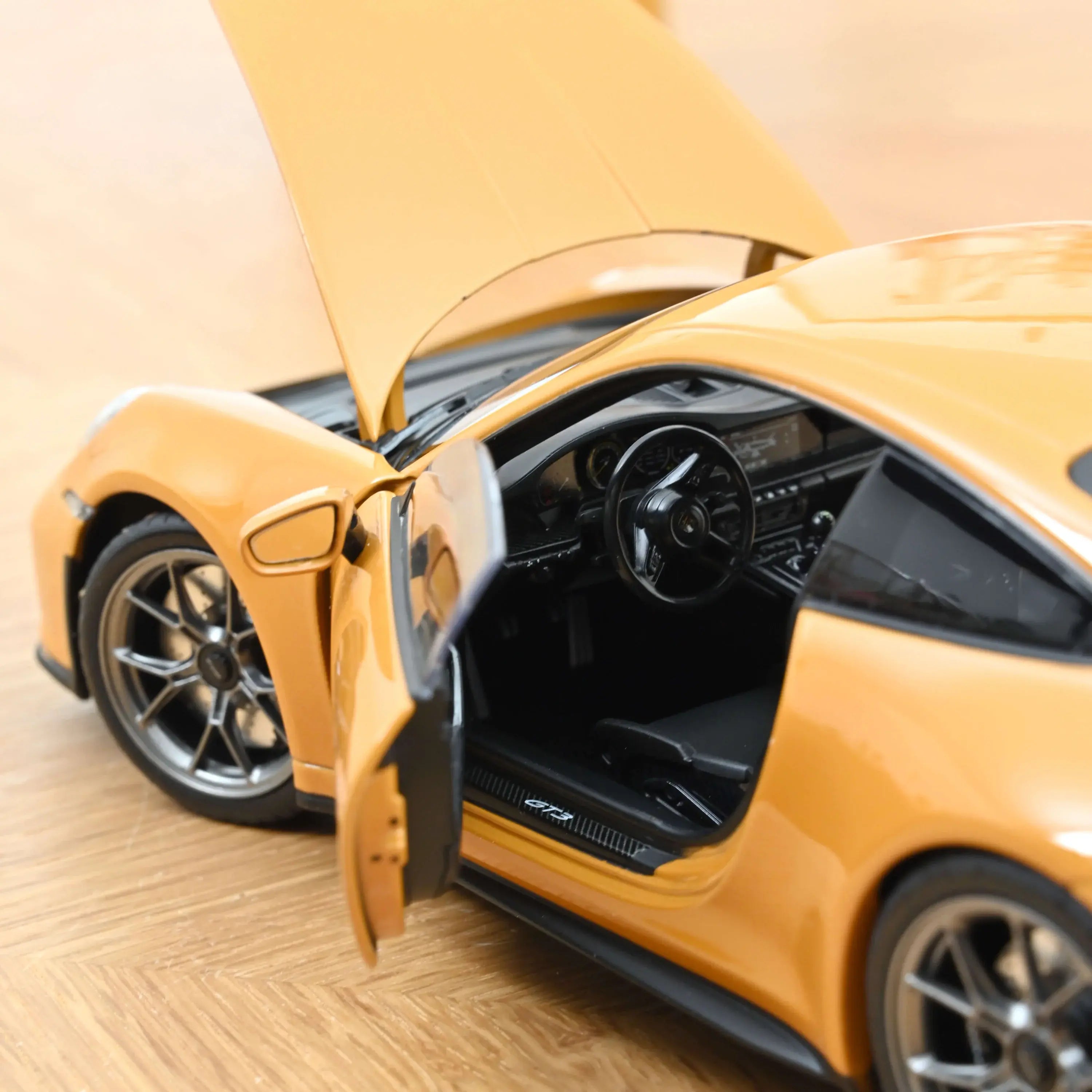 Voiture miniature collection 1/18 Porsche 911 GT3 2021 Jaune Bahama Norev 187387 - Breizh Modélisme.