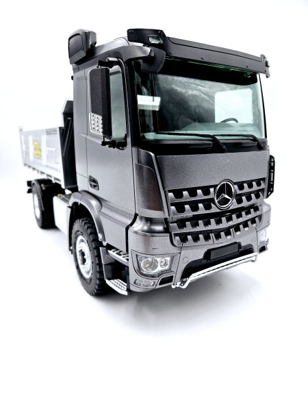 Camion à benne en métal 4x4 Mercedes-Benz Arocs électrique 1:14 gris foncé - Breizh Modélisme.