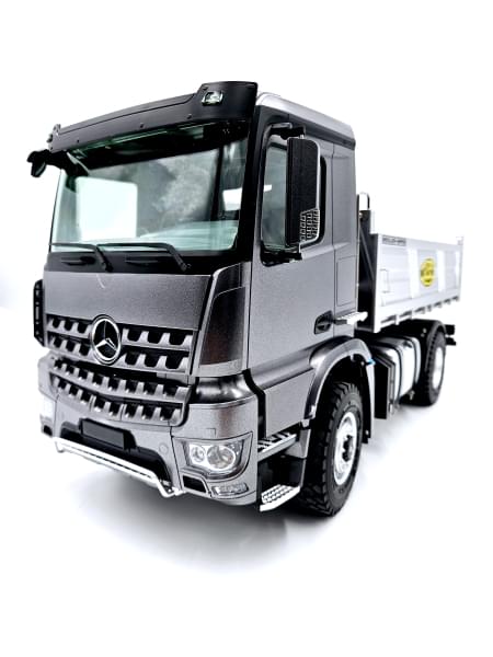 Camion à benne en métal 4x4 Mercedes-Benz Arocs électrique 1:14 gris foncé - Breizh Modélisme.