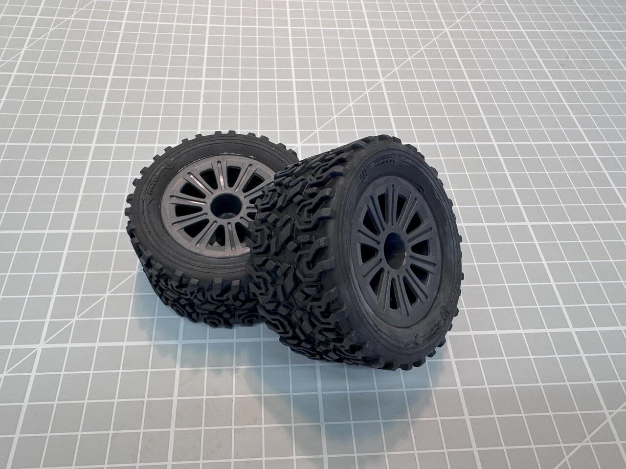 2 pneus pour 3135/3136 - DF Models 7710