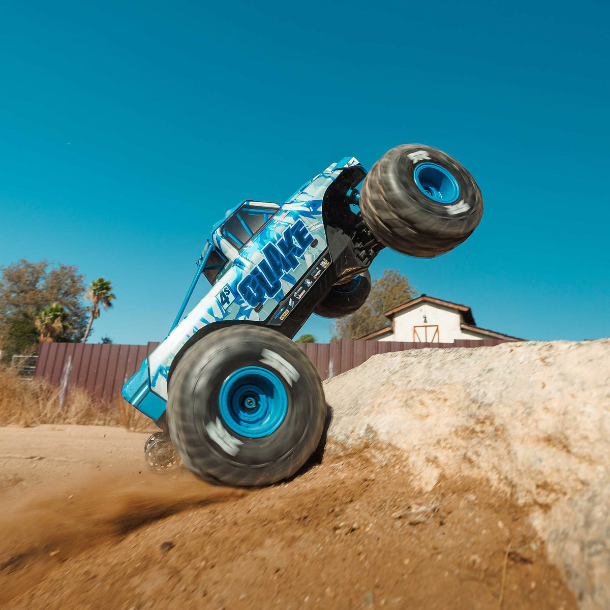 Monster truck RC ARRMA Quake 4S DSC 4x4 RTR 1/8 noir/perle – ARA4437T3 - Breizh Modélisme.