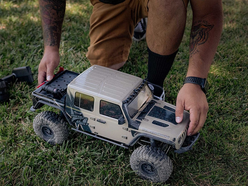 Axial 1/10 SCX10 III Motobilt Waypoint Jeep JT Gladiator 4X4 RTR beige