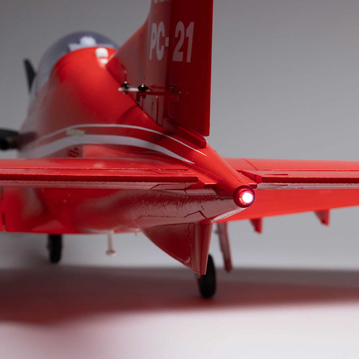 Avion RC E-flite Pilatus PC-21 1,3 m PNP – EFL14975 - Breizh Modélisme.
