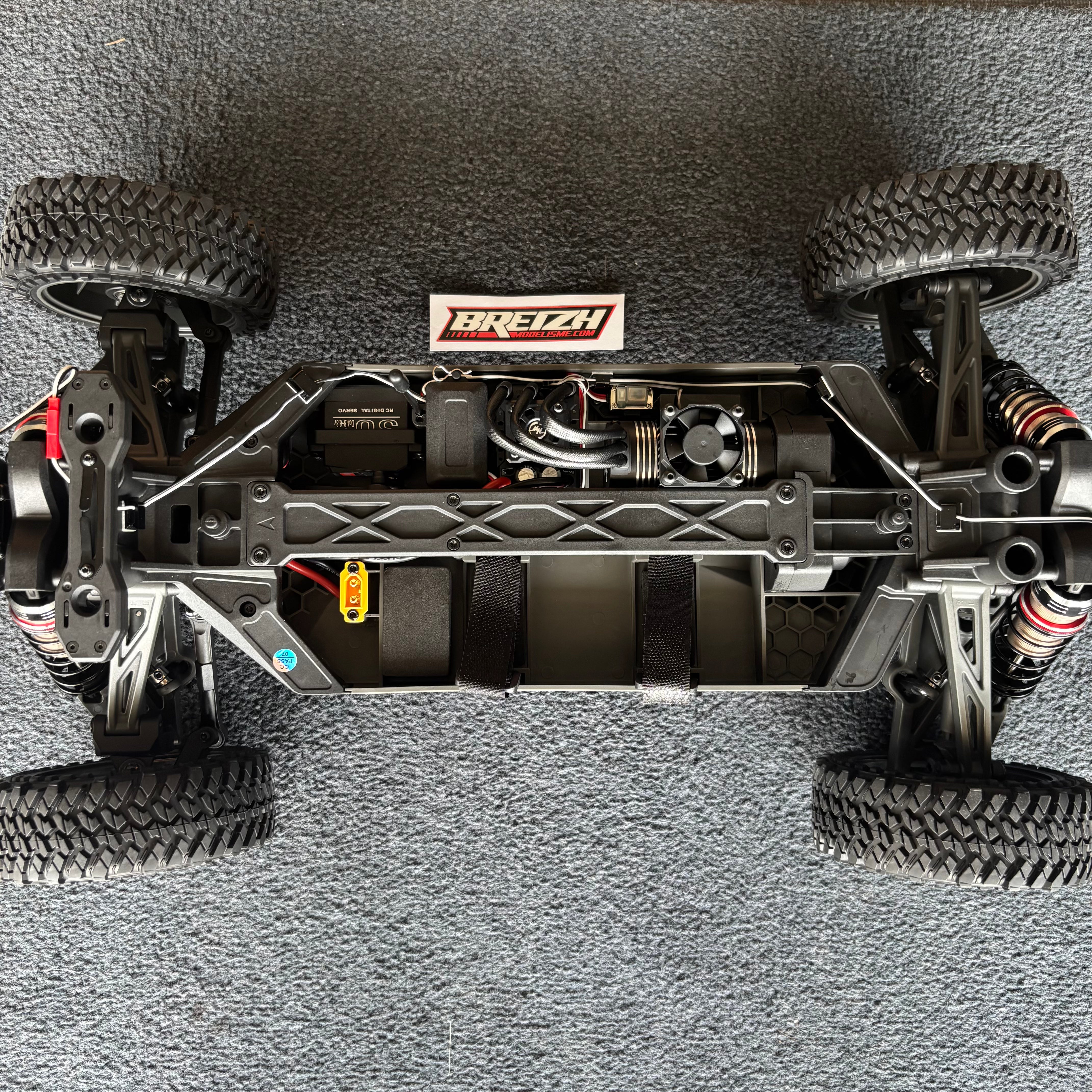 Yikong TB8 YK7081 Truck rouge 1/8