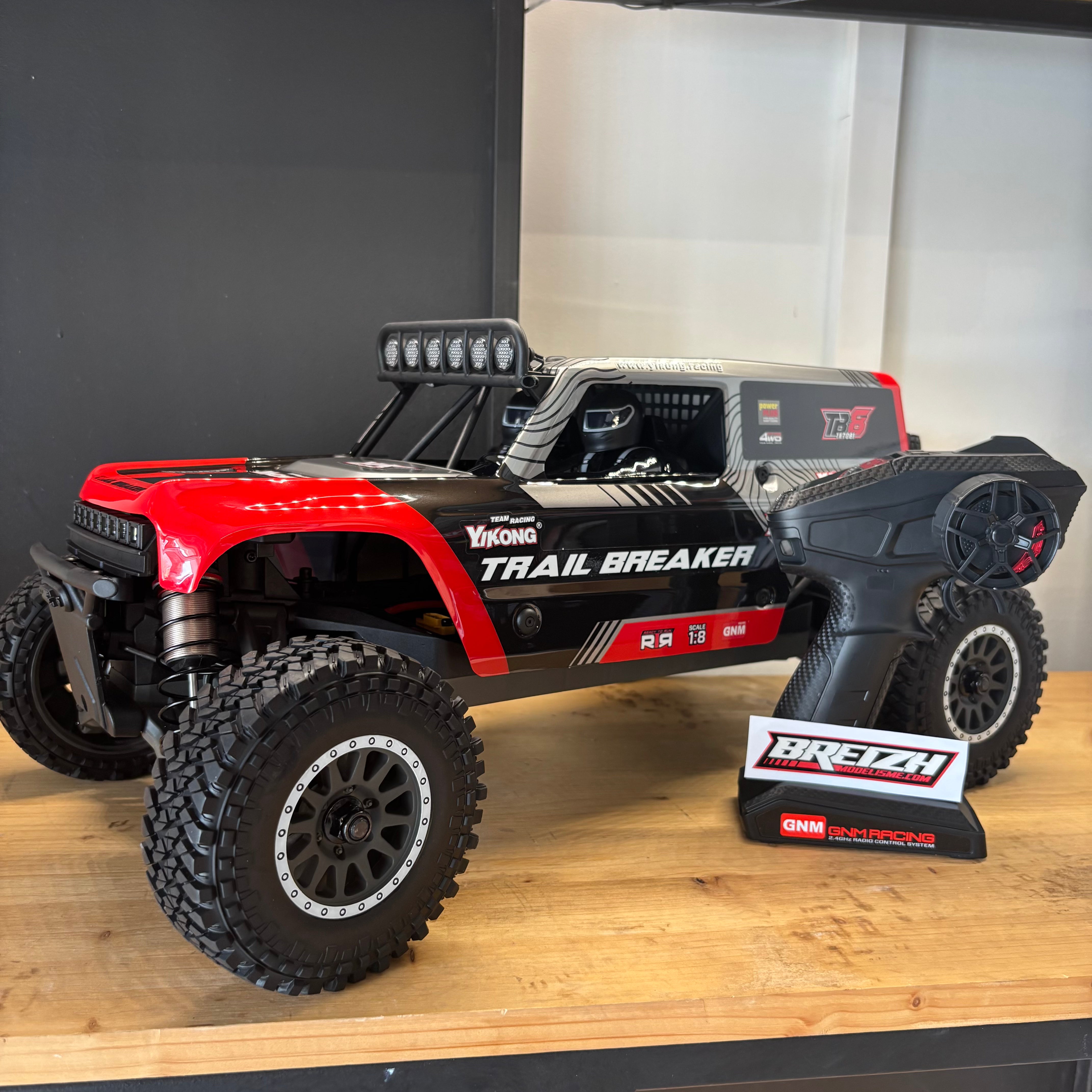 Yikong TB8 YK7081 Truck rouge 1/8