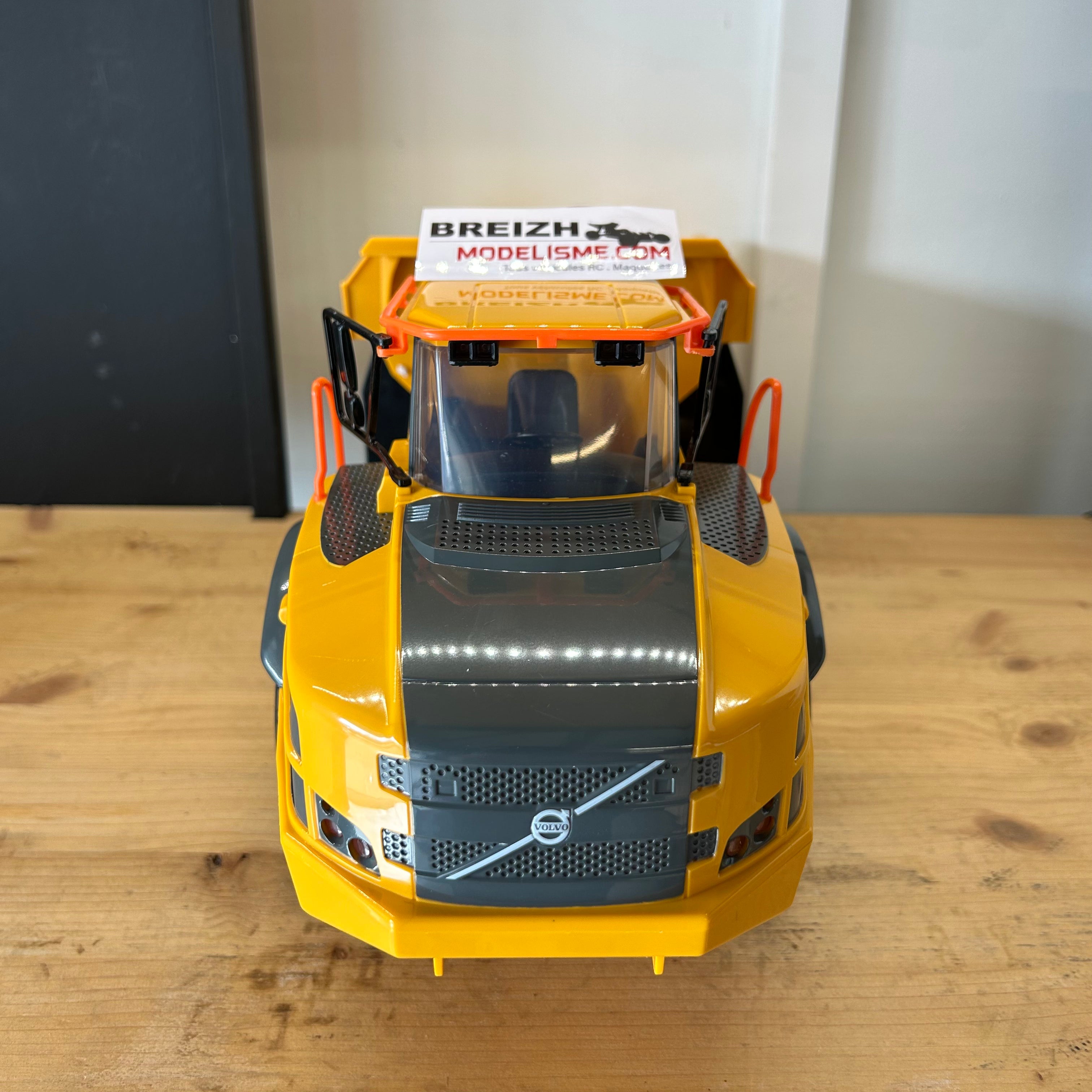 Camion de chantier RC à benne basculante E591-003 Volvo FM1683 / T806