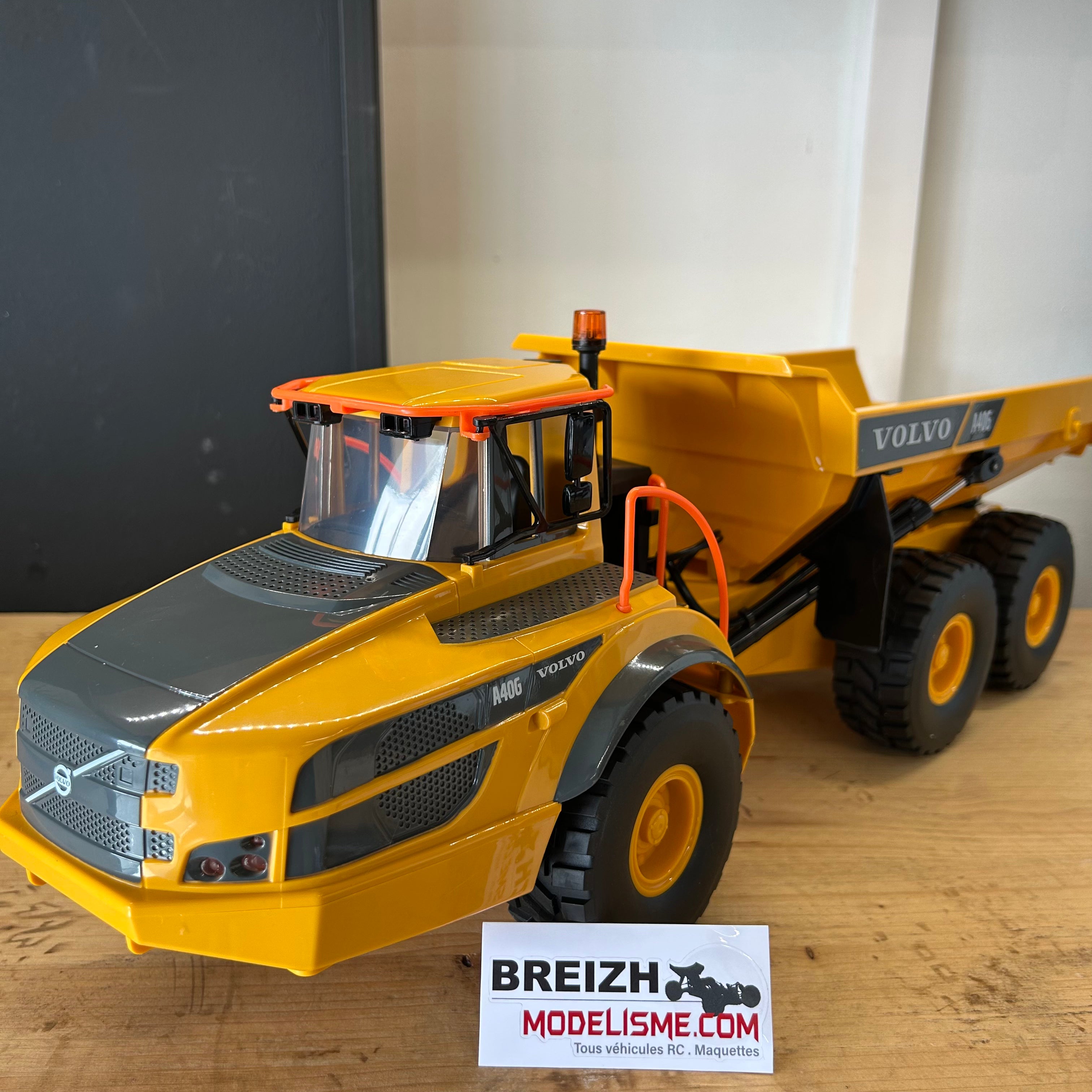 Camion de chantier RC à benne basculante E591-003 Volvo FM1683 / T806