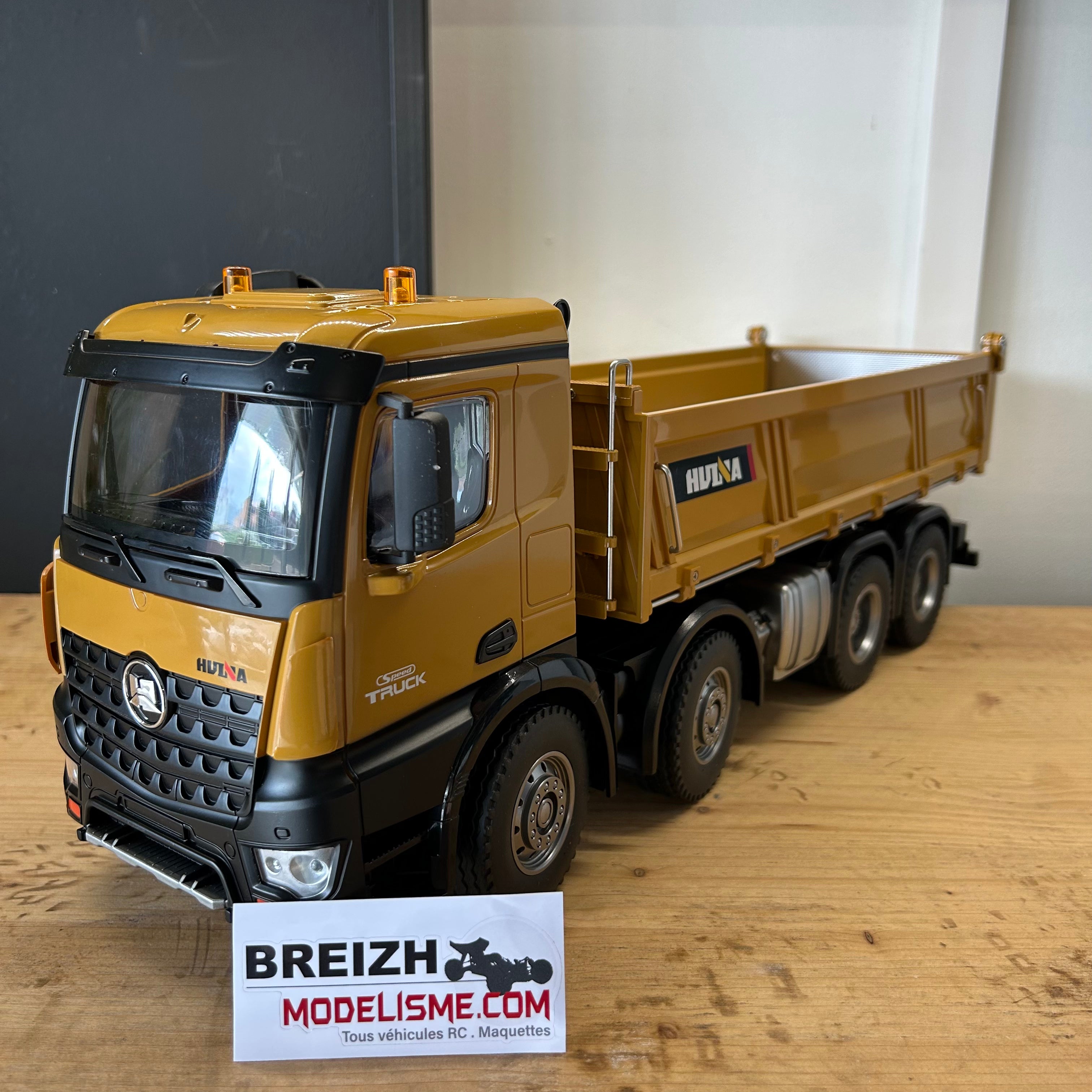 Camion à benne 1/14 - 12 voies à 8 roues Huina 1536