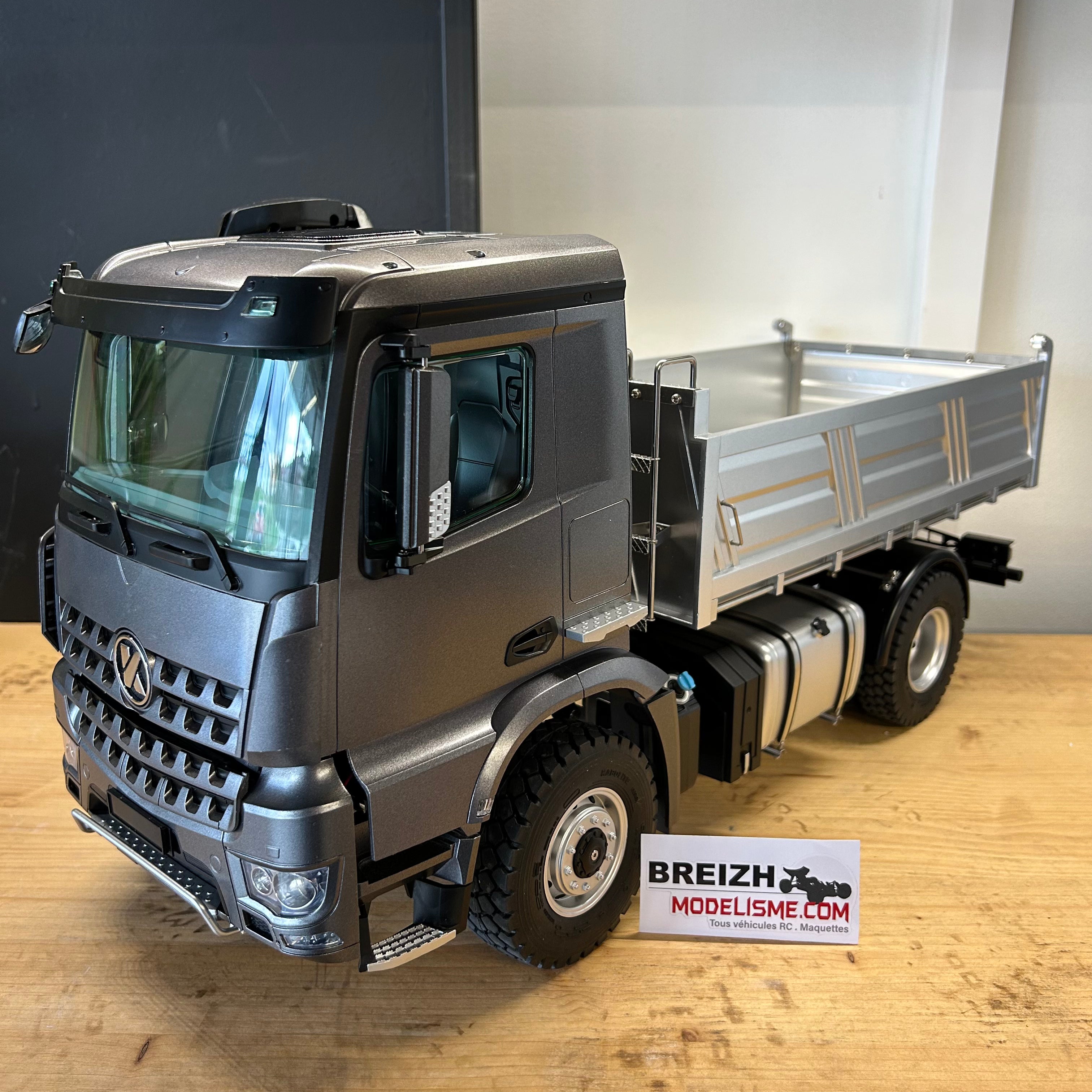 FM Electrics Camion à benne en métal 4x4 Kabolite K5701 gris 1:14