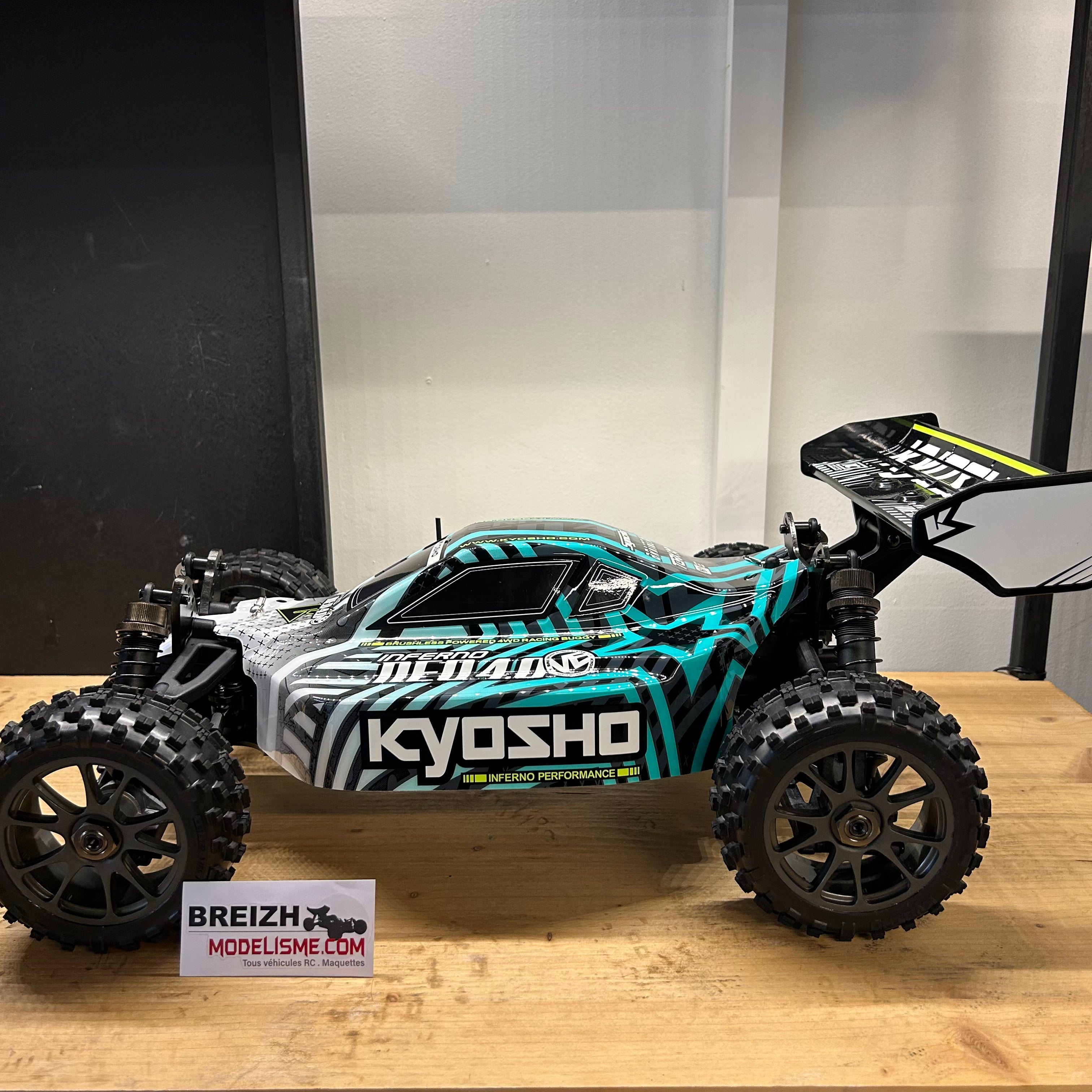 Buggy Kyosho Inferno Neo brushless VE 4.0 1/8 EP RTR T1 blanc - K.34118T2B