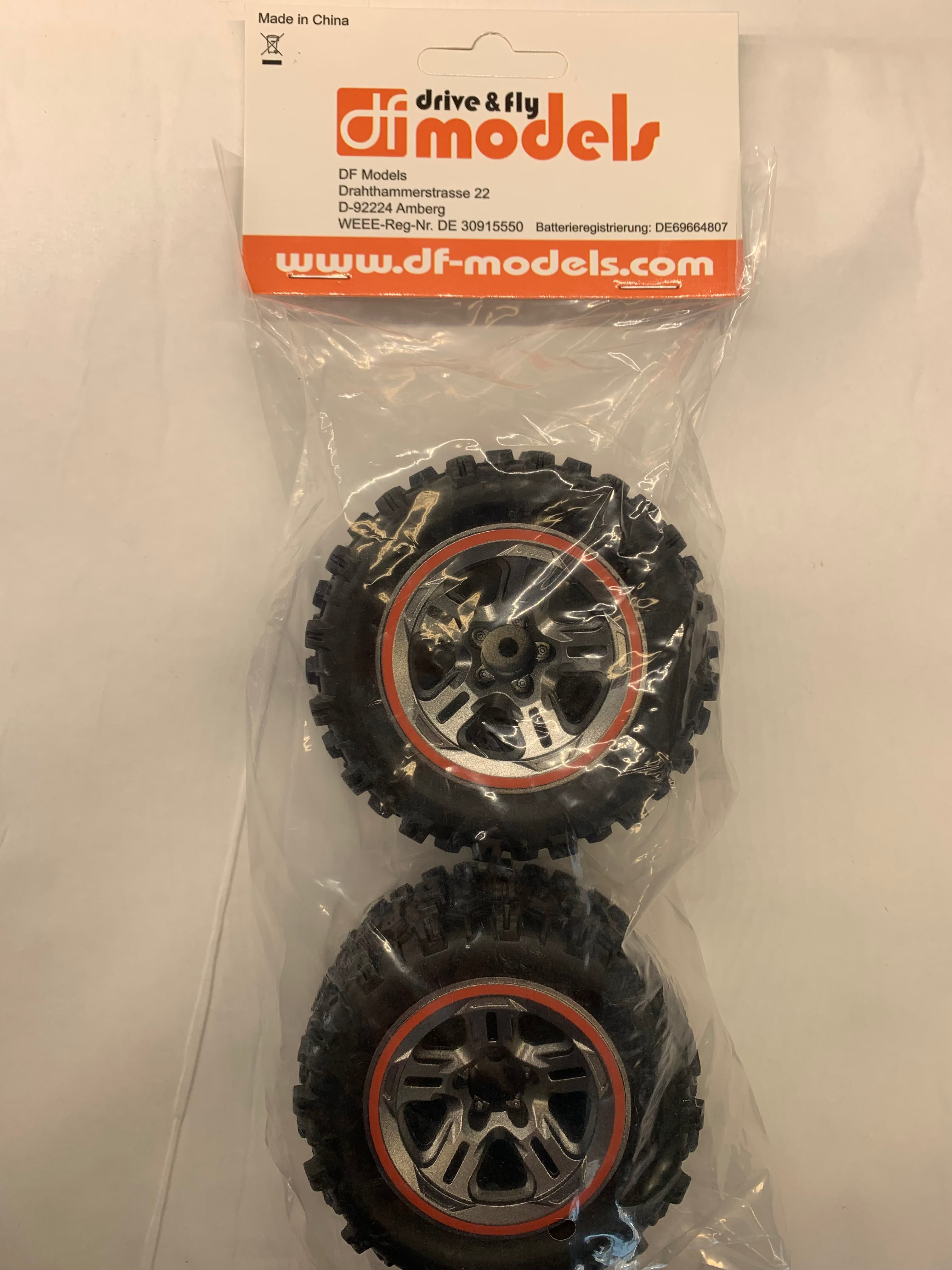 Pneus (2) avant/arrière - DF Models 8049