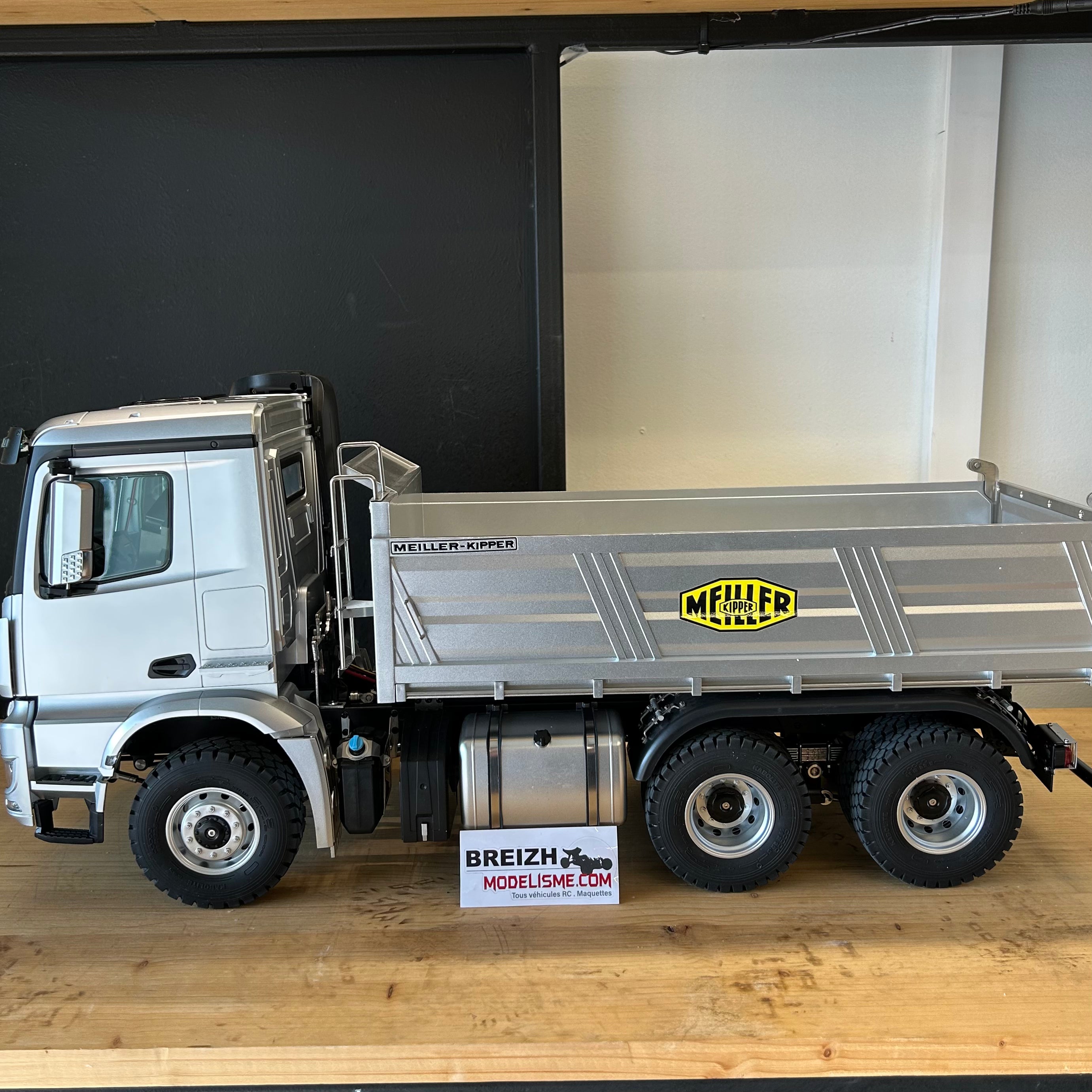 FM Electrics Camion Mercedes-Benz Arocs 6x6 en métal Benne basculante électrique 1:14