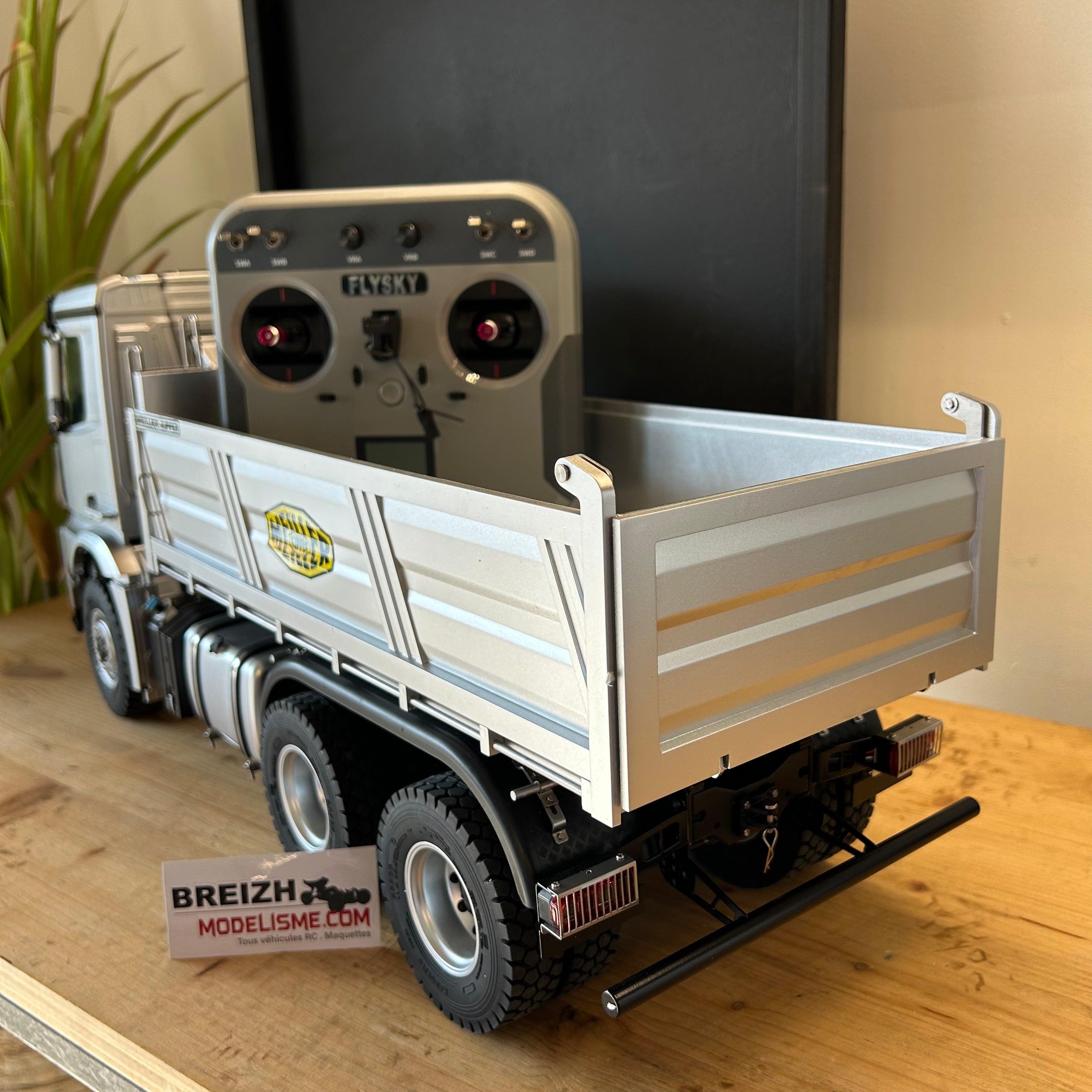 FM Electrics Camion Mercedes-Benz Arocs 6x6 en métal Benne basculante électrique 1:14