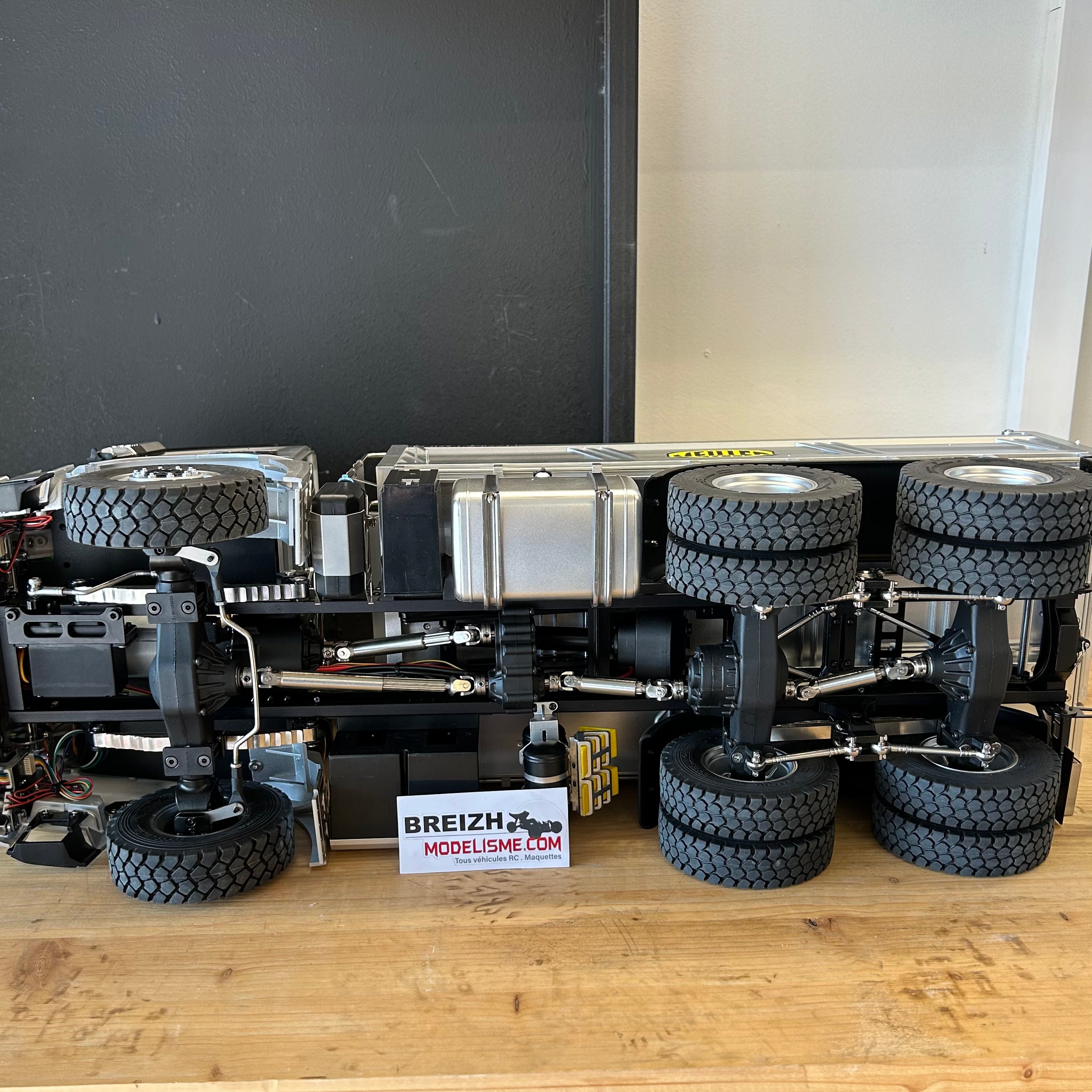 FM Electrics Camion Mercedes-Benz Arocs 6x6 en métal Benne basculante électrique 1:14