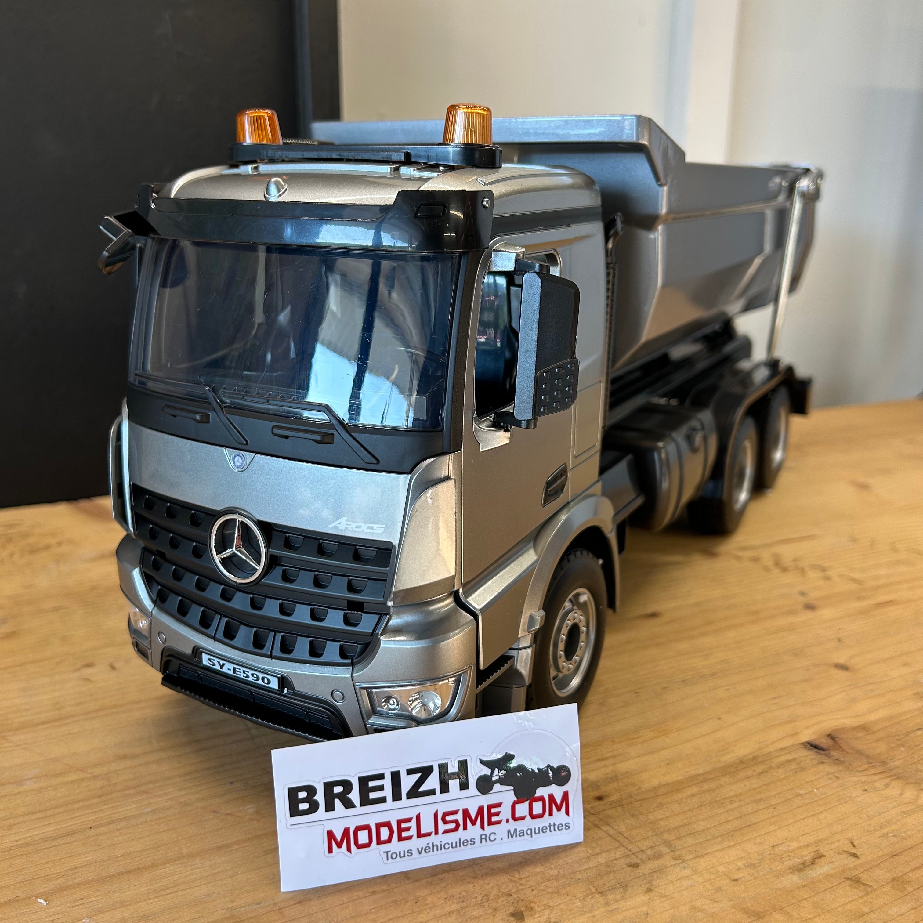 Camion Benne en métal Mercedes Benz Arocs 1/20 E590-003