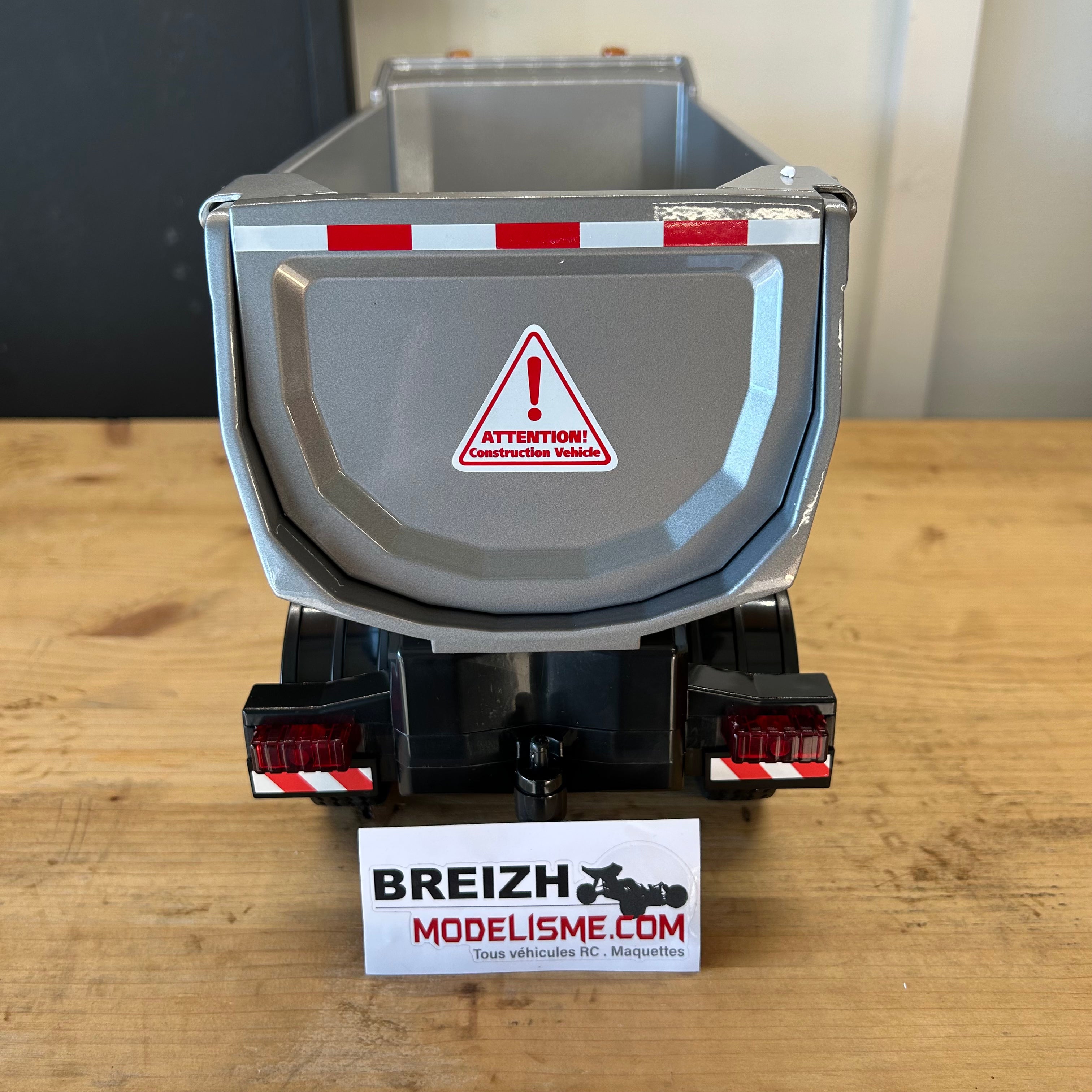 Camion Benne en métal Mercedes Benz Arocs 1/20 E590-003