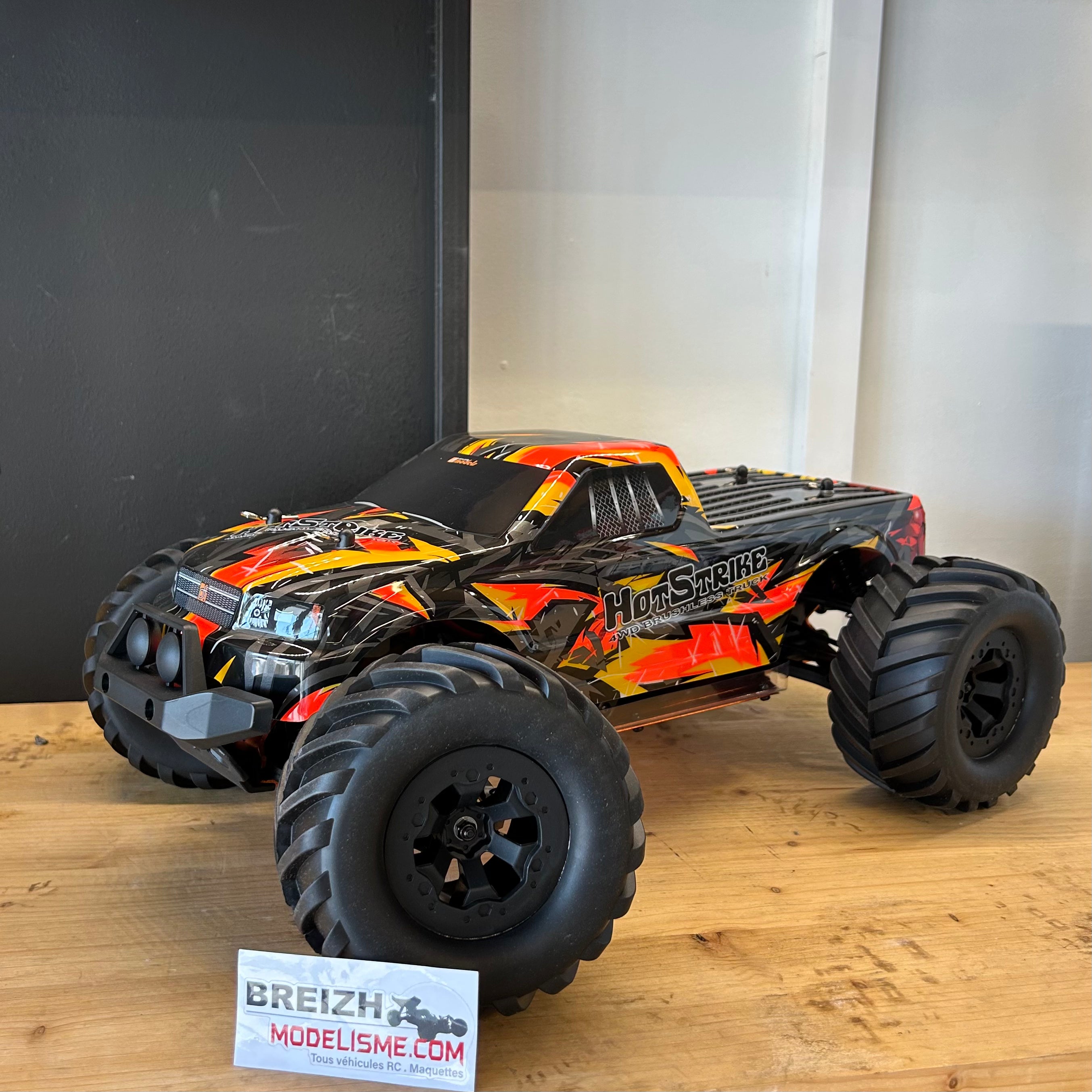 DF Models Monster Truck RC HotStrike 4WD Brushless avec lipo 2S - 50/60km/h - 3198