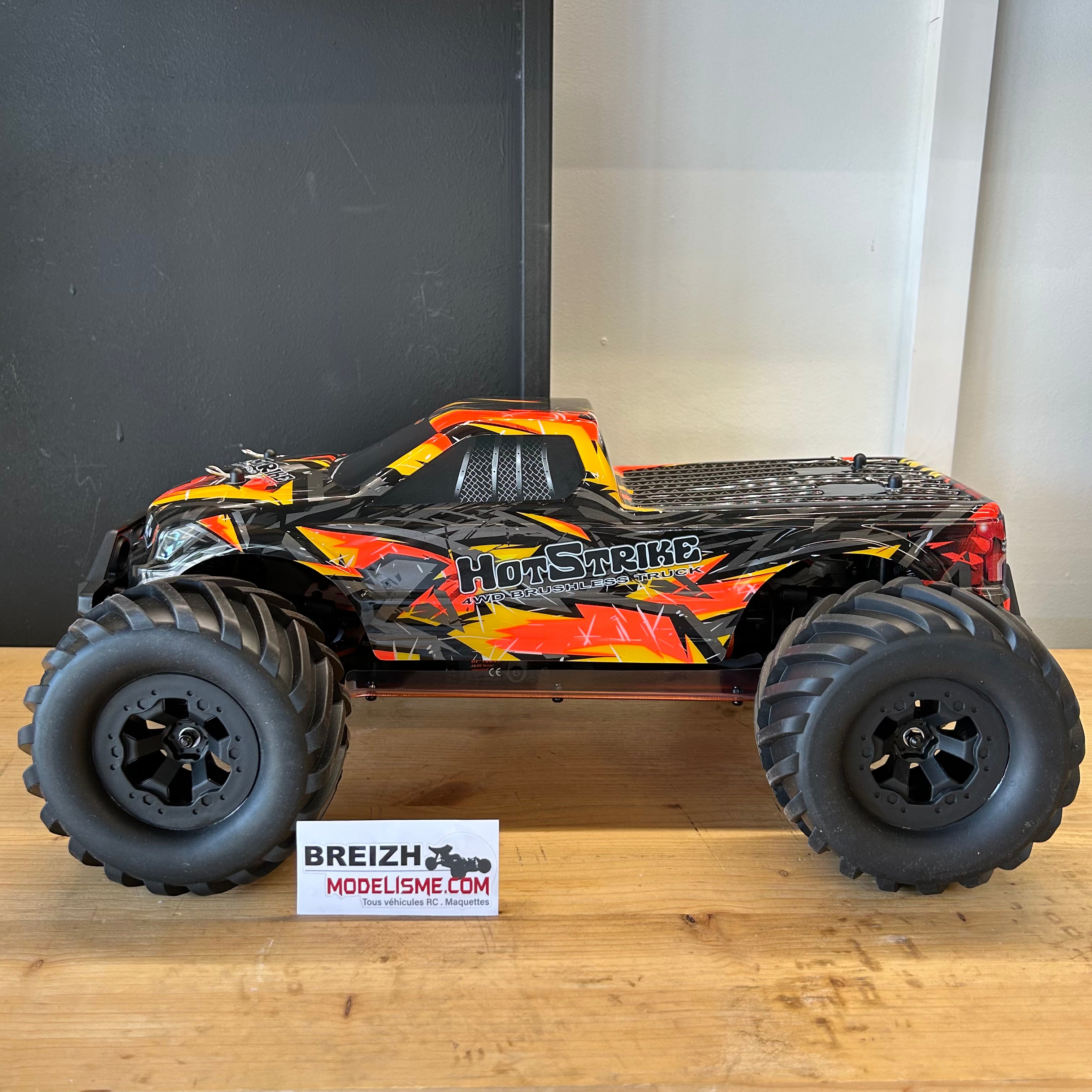 DF Models Monster Truck RC HotStrike 4WD Brushless avec lipo 2S - 50/60km/h - 3198