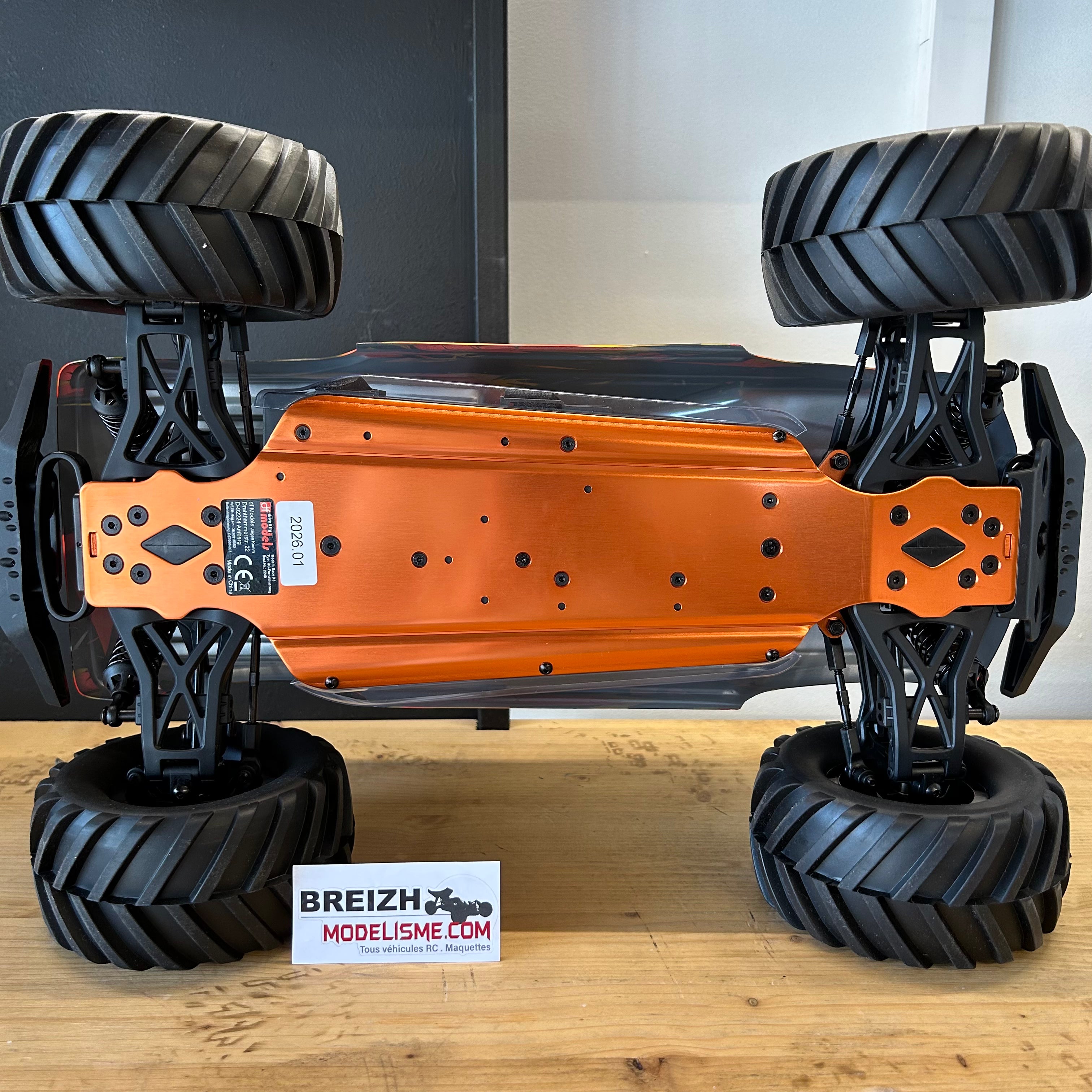 DF Models Monster Truck RC HotStrike 4WD Brushless avec lipo 2S - 50/60km/h - 3198