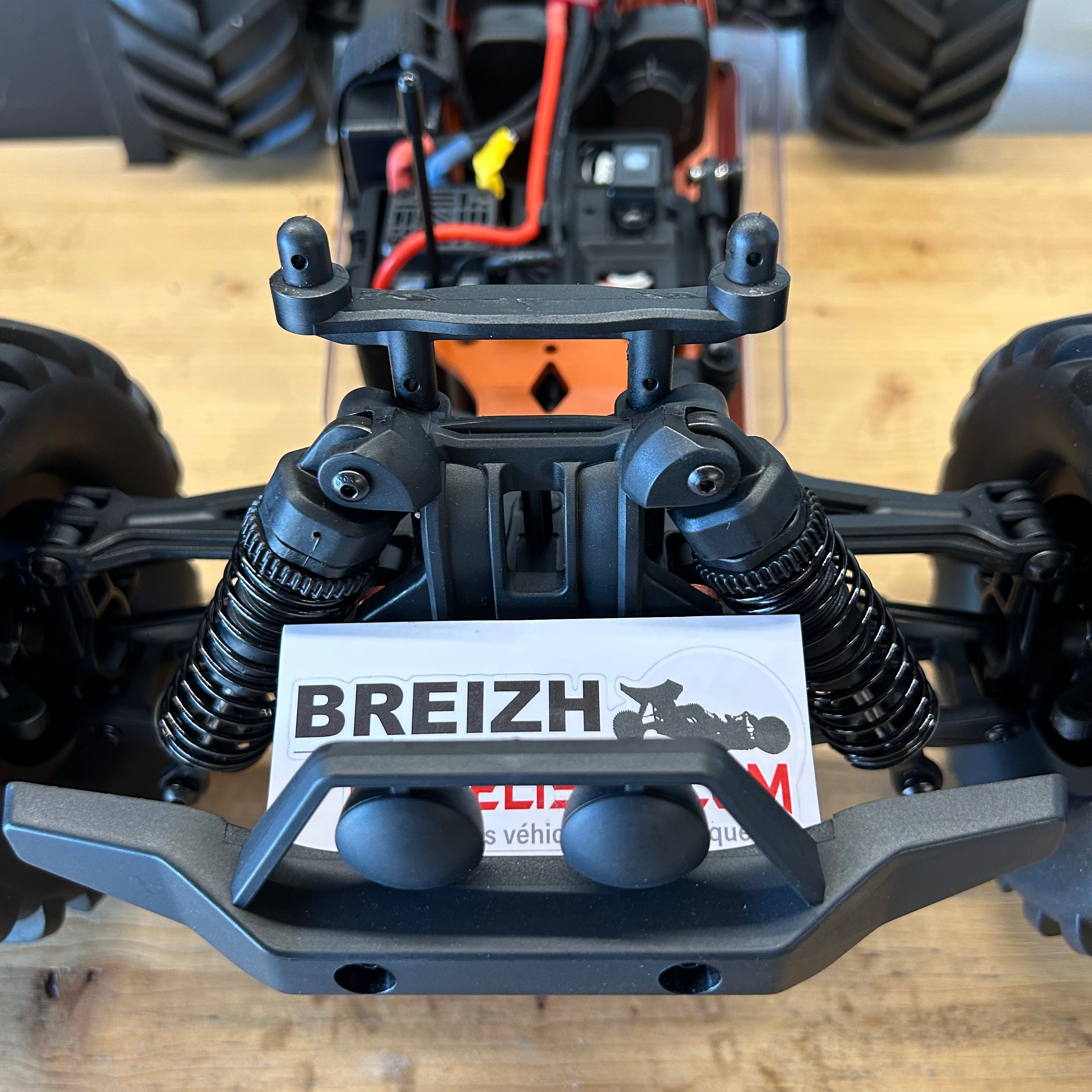 DF Models Monster Truck RC HotStrike 4WD Brushless avec lipo 2S - 50/60km/h - 3198