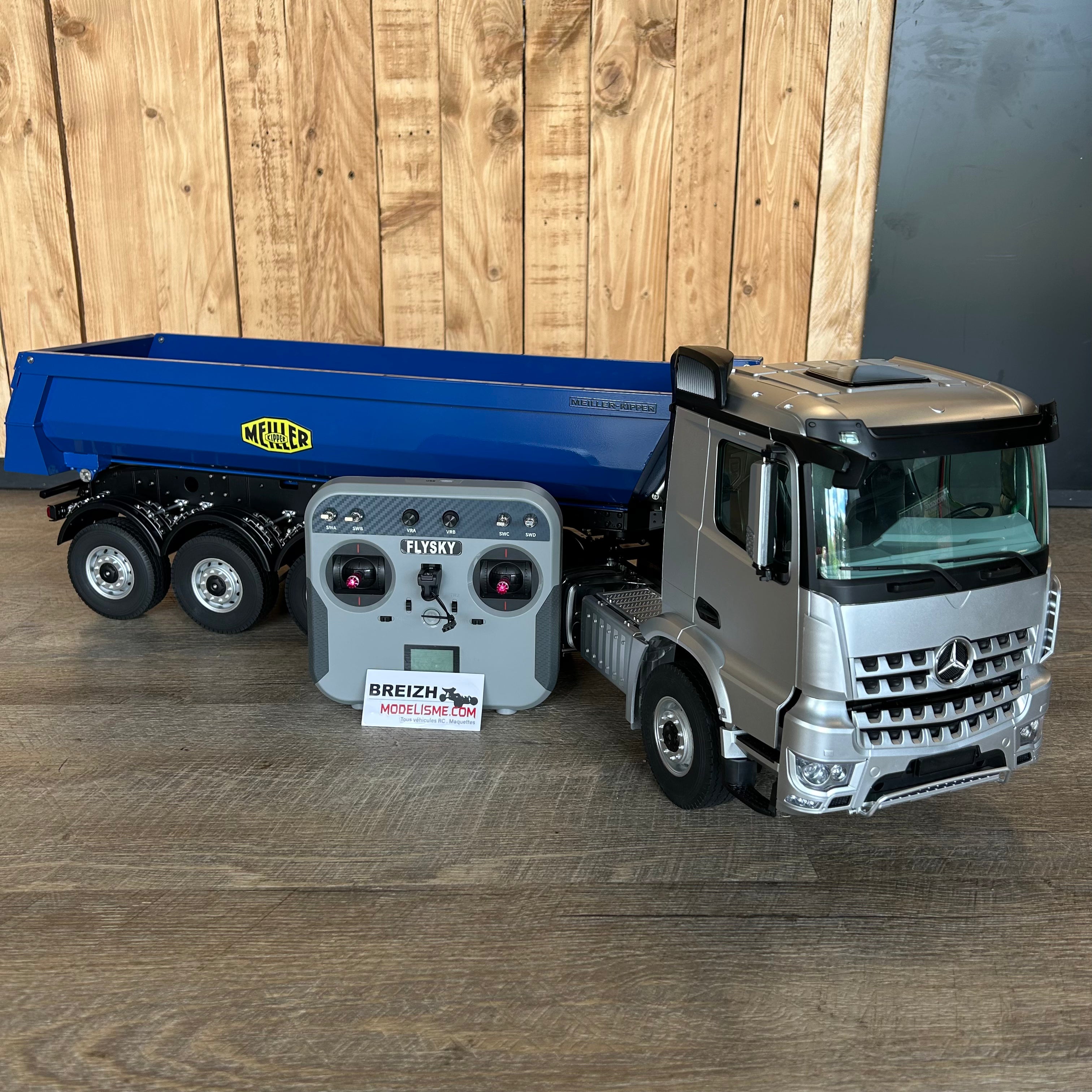 FM Electrics Camion Mercedes-Benz Arocs 4X4 1/14 (gris) avec semi-remorque Meiller (bleu)