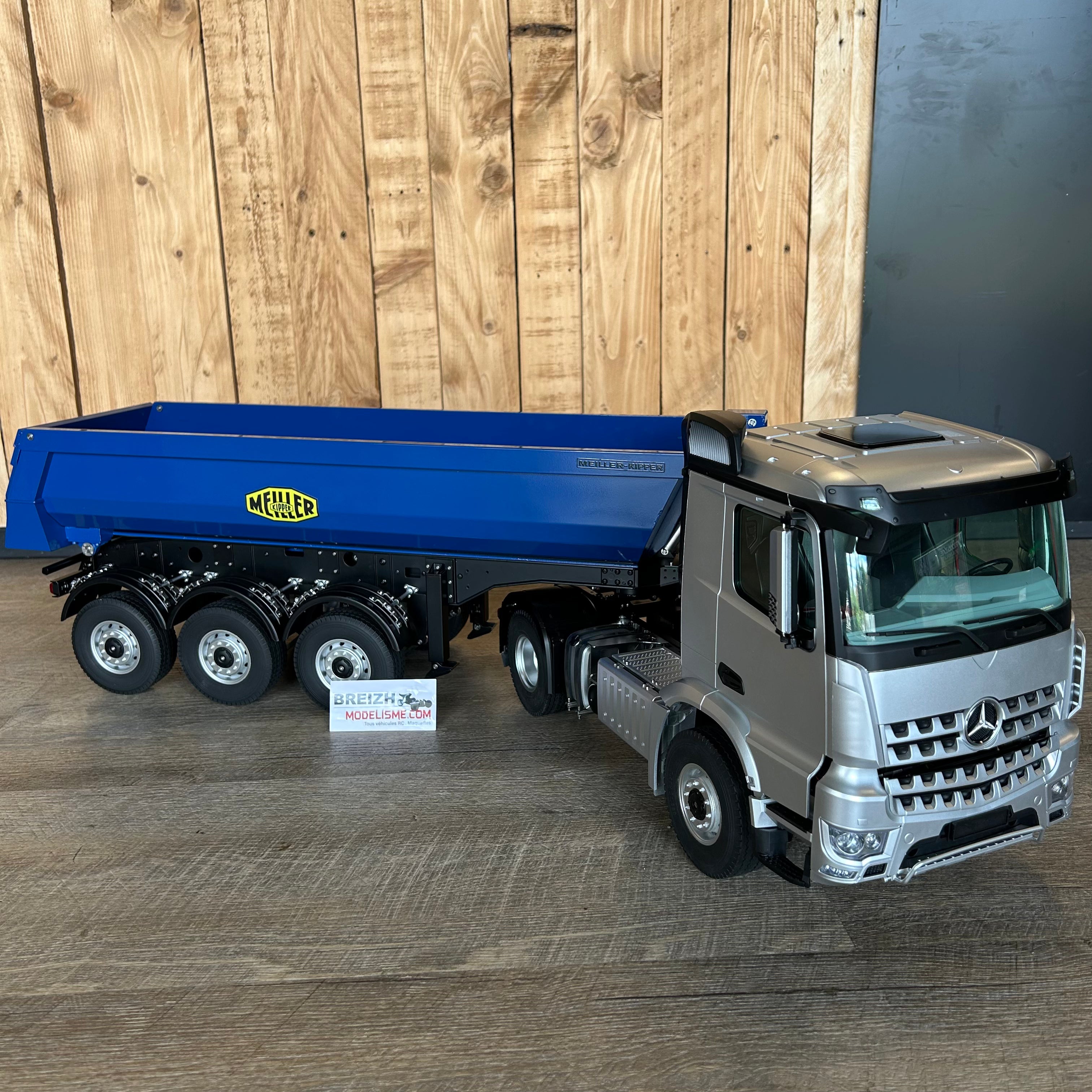FM Electrics Camion Mercedes-Benz Arocs 4X4 1/14 (gris) avec semi-remorque Meiller (bleu)