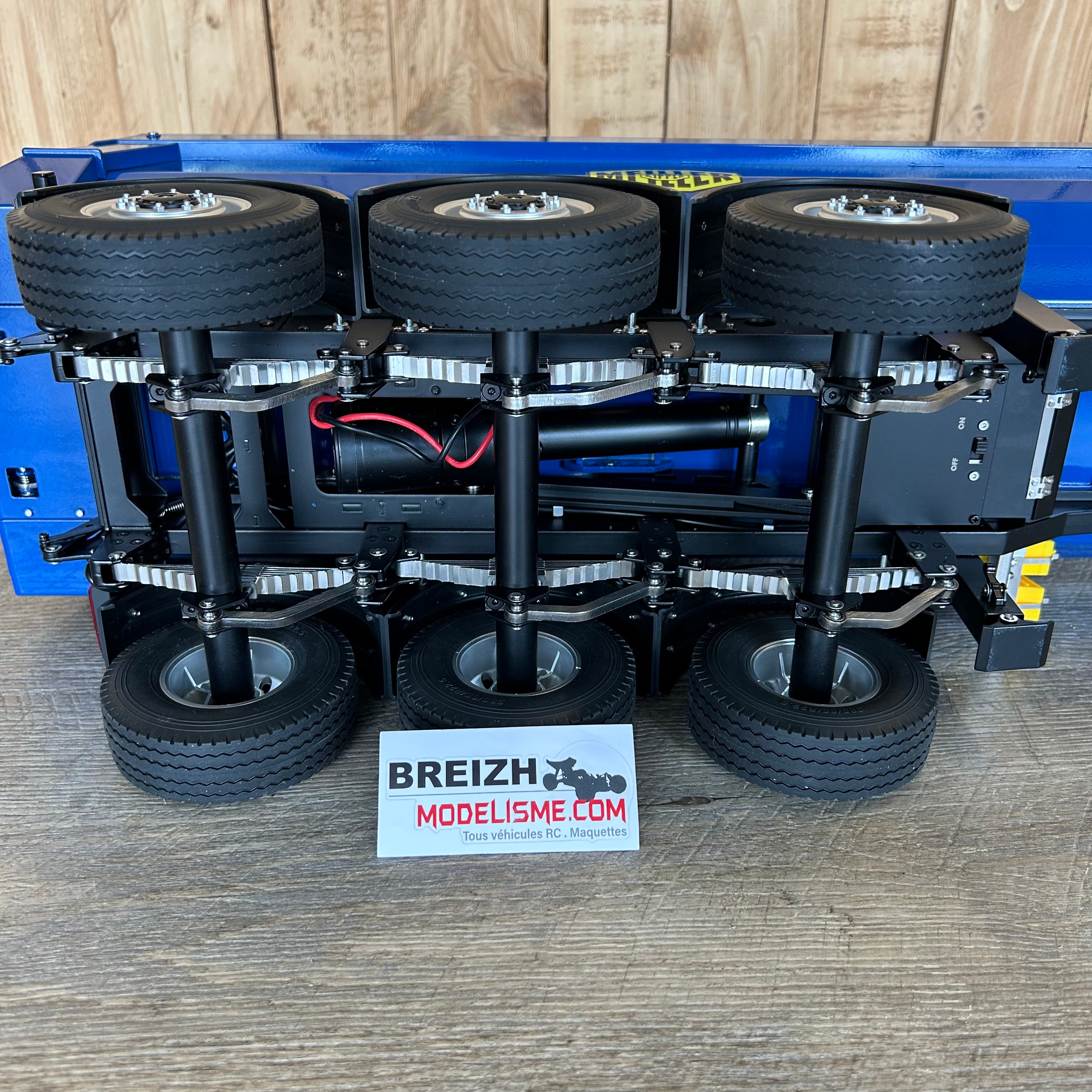 FM Electrics Camion Mercedes-Benz Arocs 4X4 1/14 (gris) avec semi-remorque Meiller (bleu)