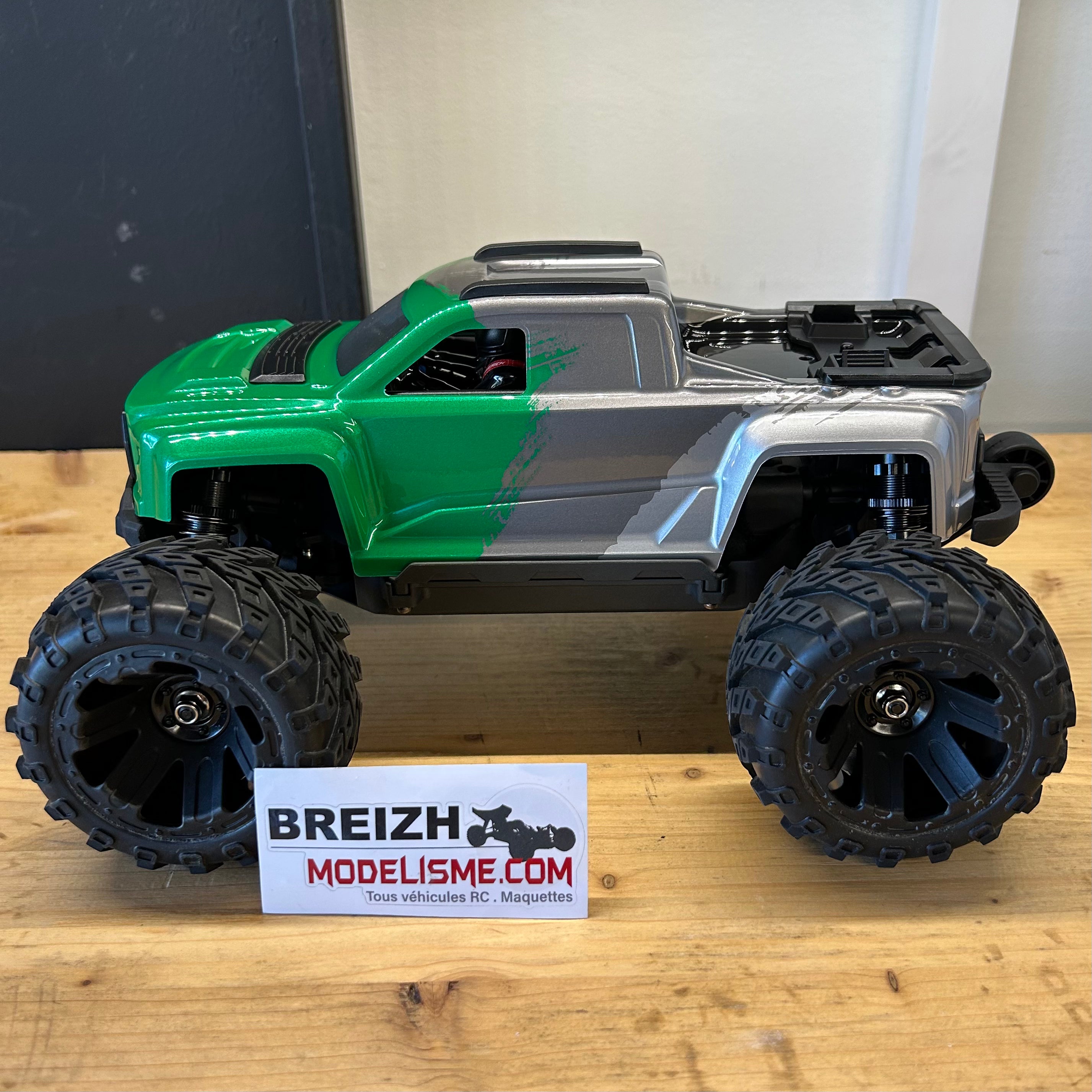 Maverick QBIT Monster truck 1/16 version charbon 151004