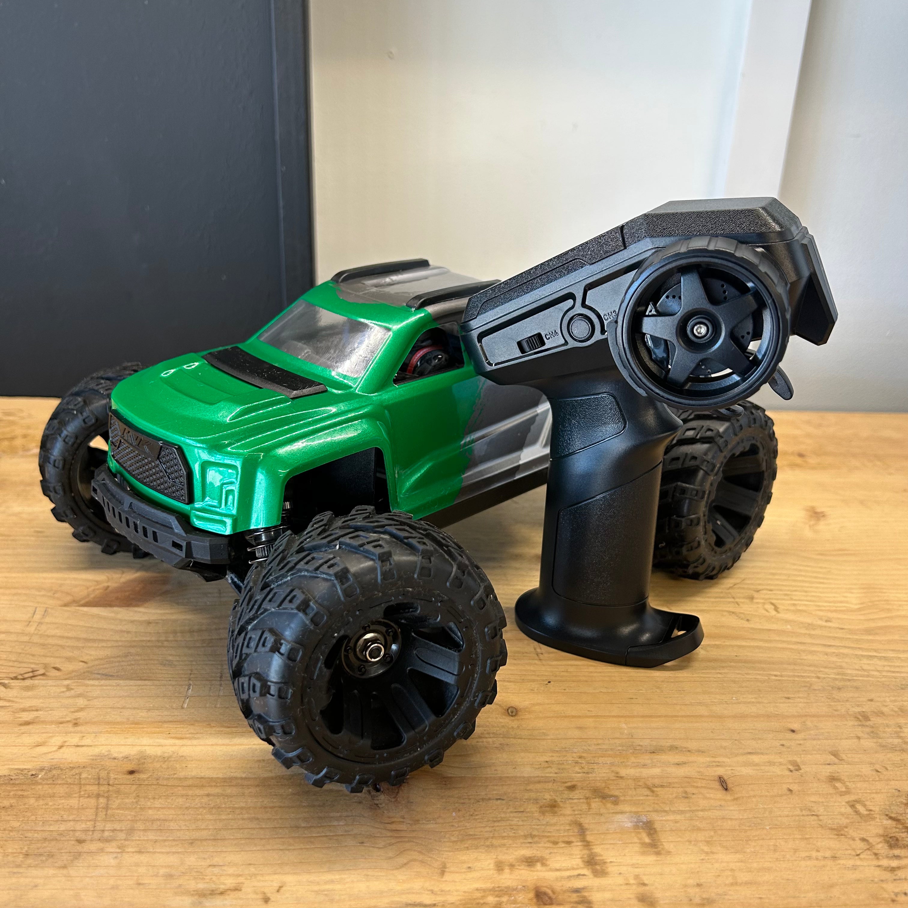 Occasion Maverick 151006 QBIT Monster truck 1/16 version brushless 60km/h - Breizh Modélisme.