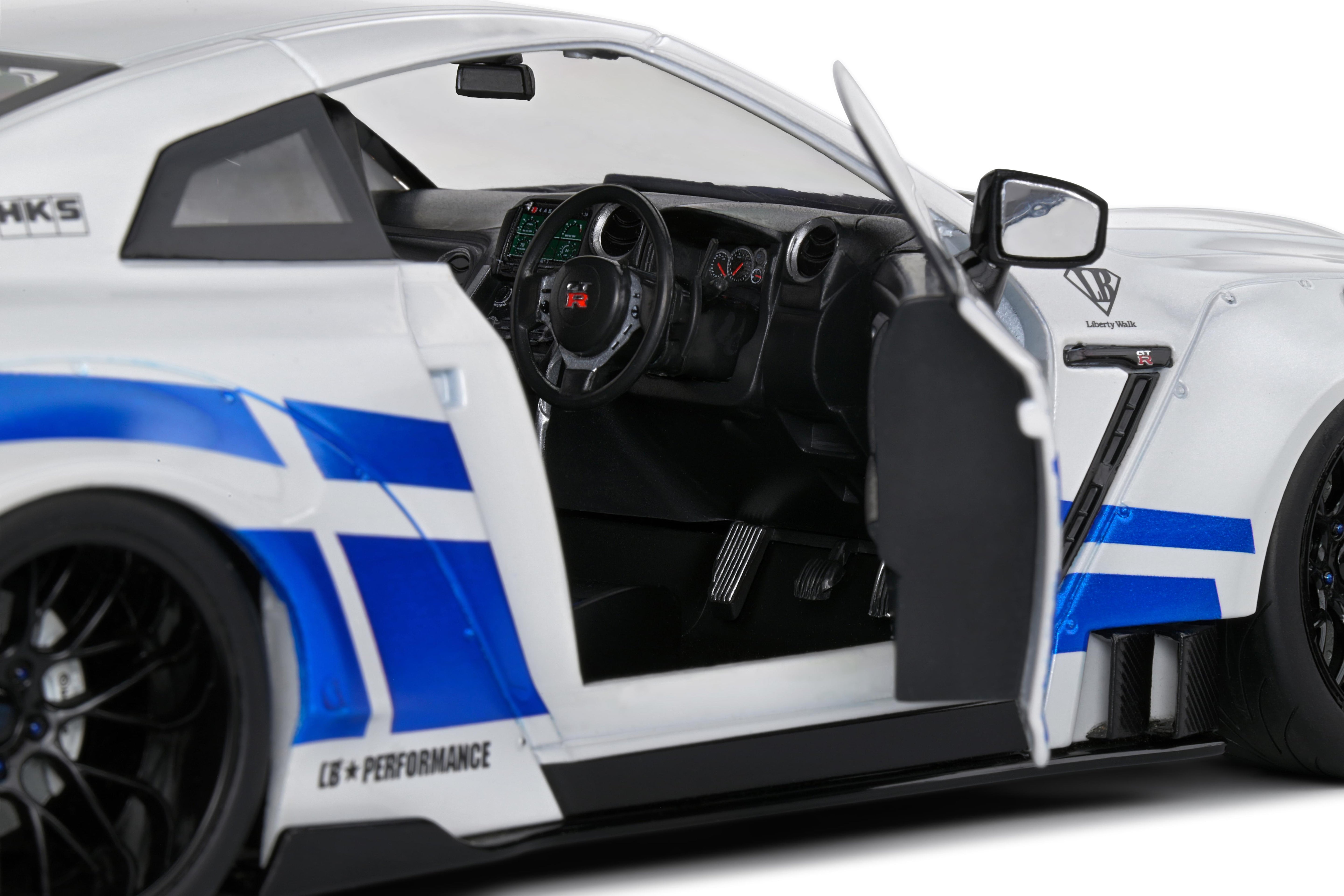 Solido S1805816 Voiture miniature collection 1/18 Nissan GT-R (R35) W/ Liberty Walk Body Kit 2.0 – White & Blue Stripes 2024
