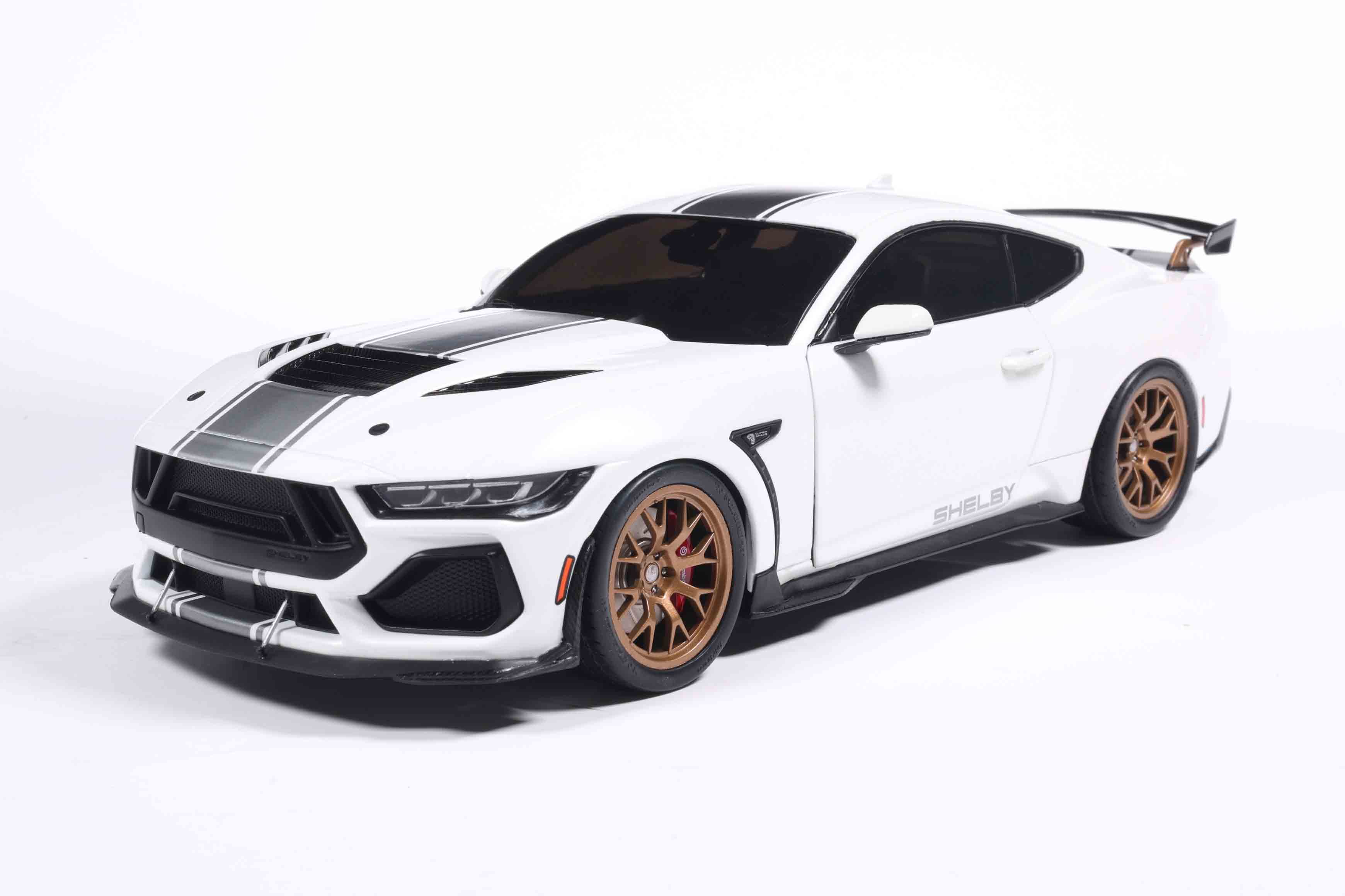 Solido S1813806 miniature collection 1/18 Shelby Mustang Super Snake blanche à rayures argentées - Breizh Modélisme.