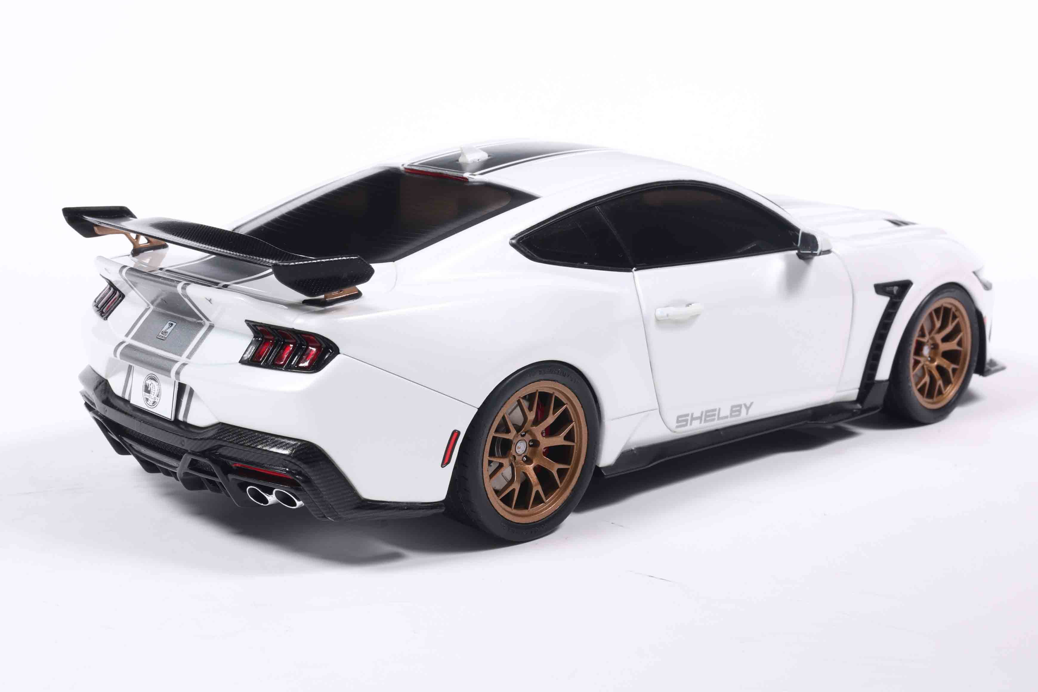 Solido S1813806 miniature collection 1/18 Shelby Mustang Super Snake blanche à rayures argentées - Breizh Modélisme.