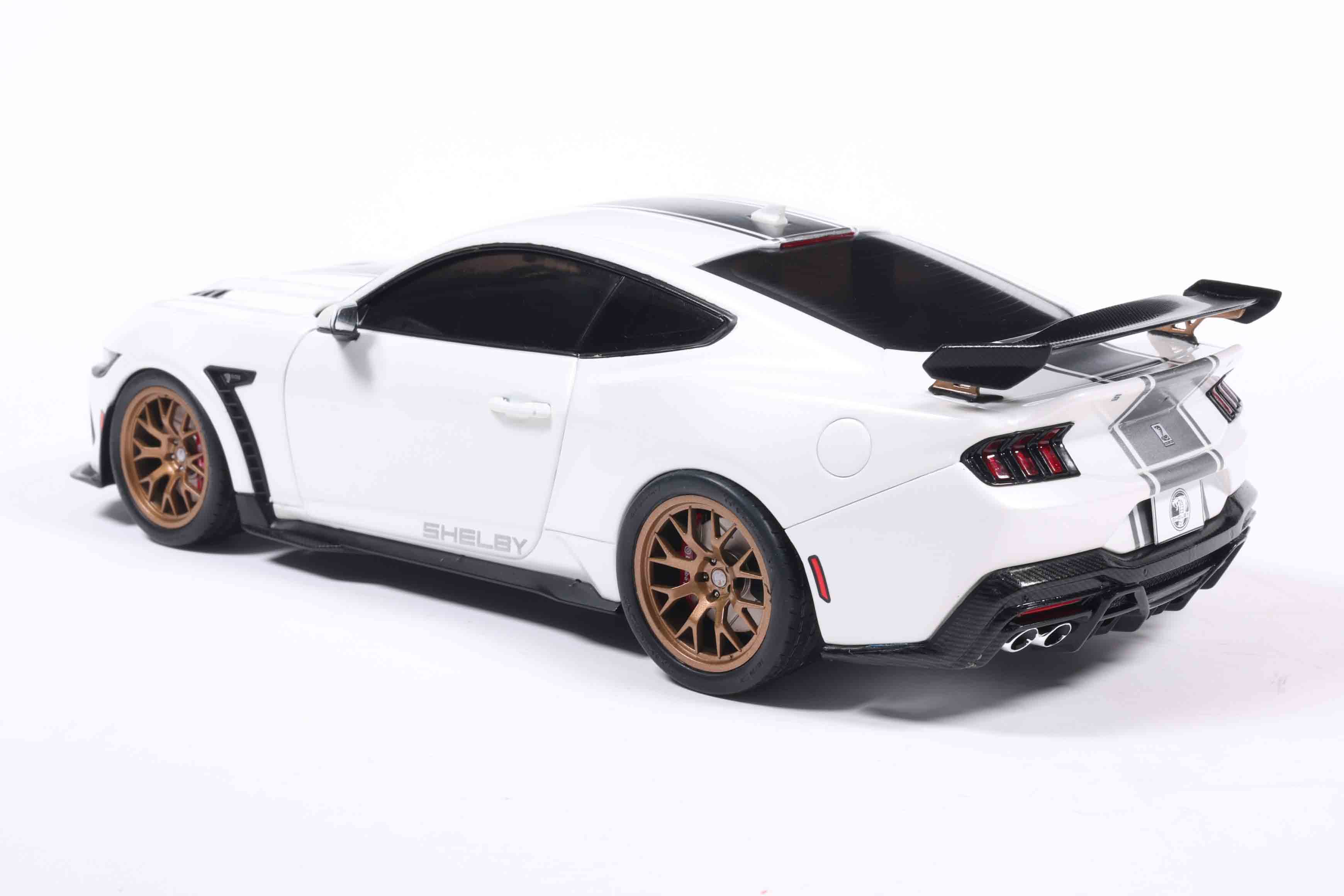 Solido S1813806 miniature collection 1/18 Shelby Mustang Super Snake blanche à rayures argentées - Breizh Modélisme.
