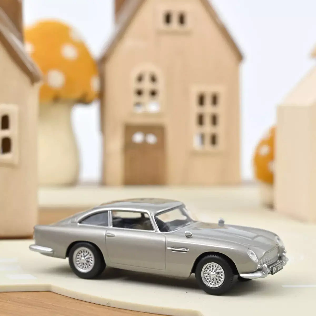 Voiture miniature 1/43 Aston Martin DB5 1963 Gris Bouleau Argenté Jet-car Norev display