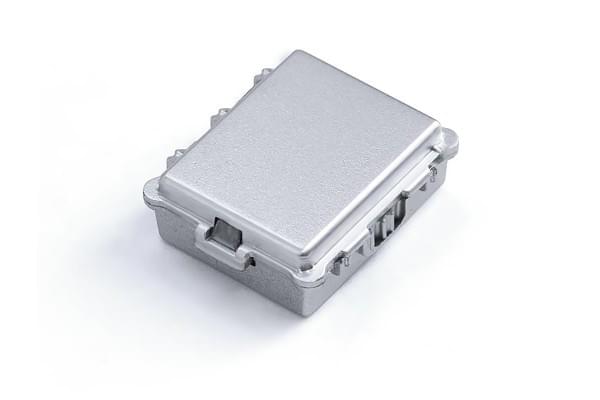 Boîtier carré Fastrax 1/18ème avec autocollant 27x22x10mm - FAST2410 - Breizh Modélisme.