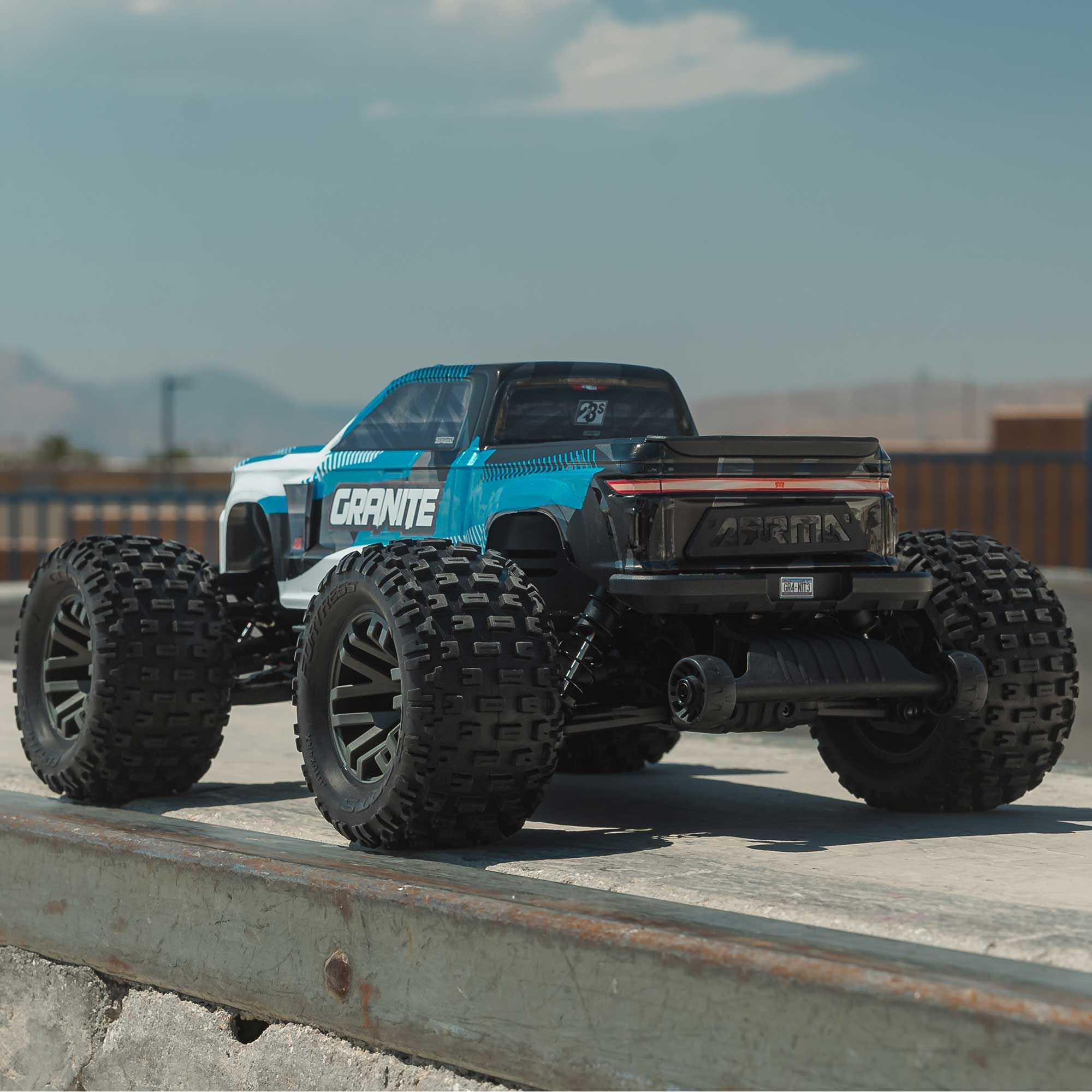 Arrma Monster Truck brushless GRANITE 223S DSC 4X4 RTR 1/10 bleu - ARA4302V4T1 - Breizh Modélisme.