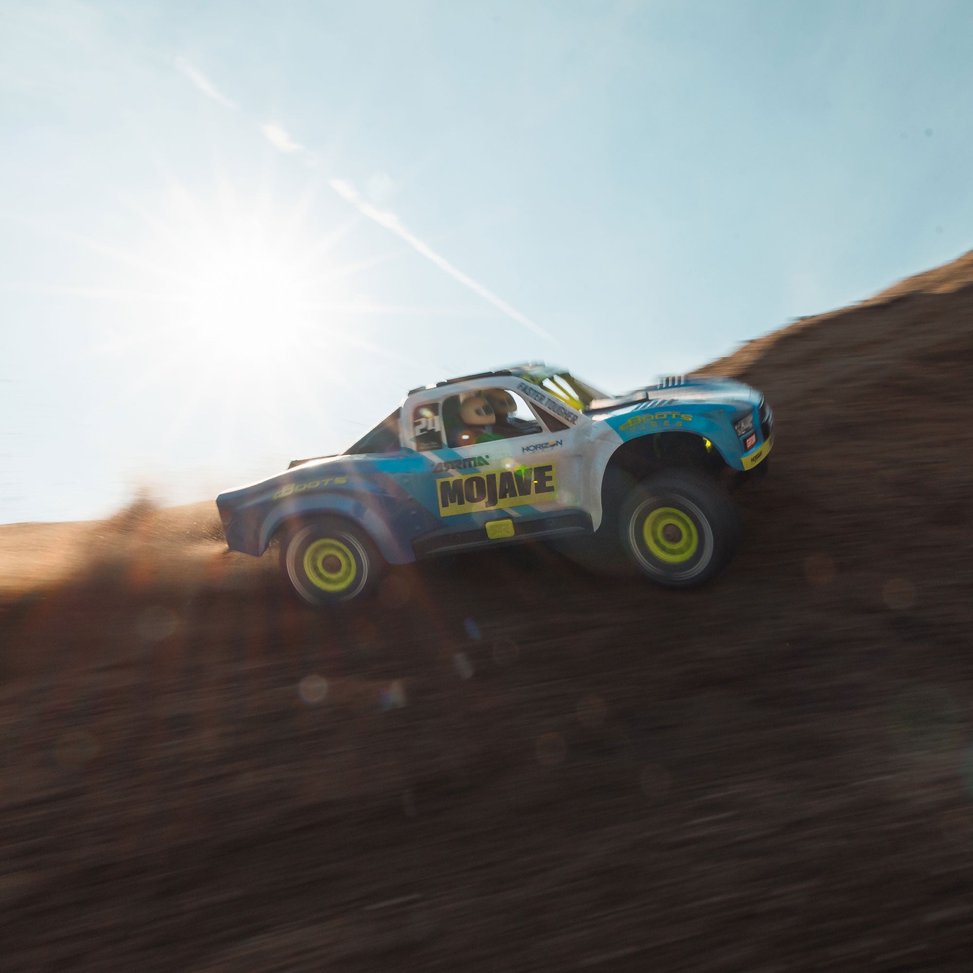 Arrma Mojave Grom Mega 1/16 380 4X4 Small Scale Desert Truck RTR blanc/bleu - Breizh Modélisme.