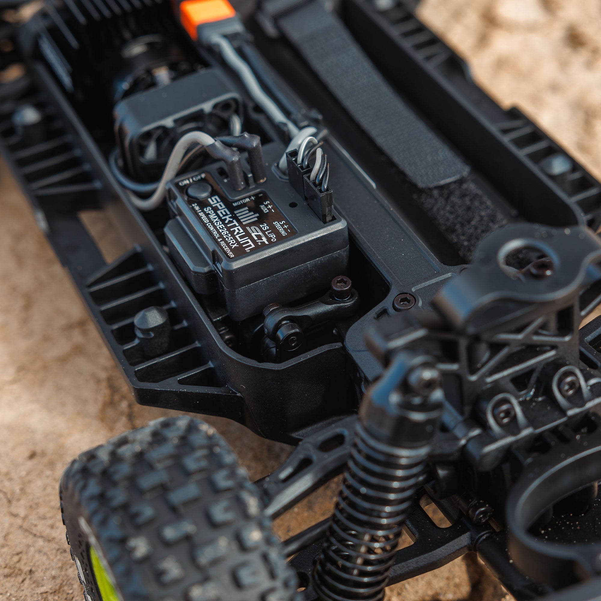 Arrma Mojave Grom Mega 1/16 380 4X4 Small Scale Desert Truck RTR blanc/bleu - Breizh Modélisme.