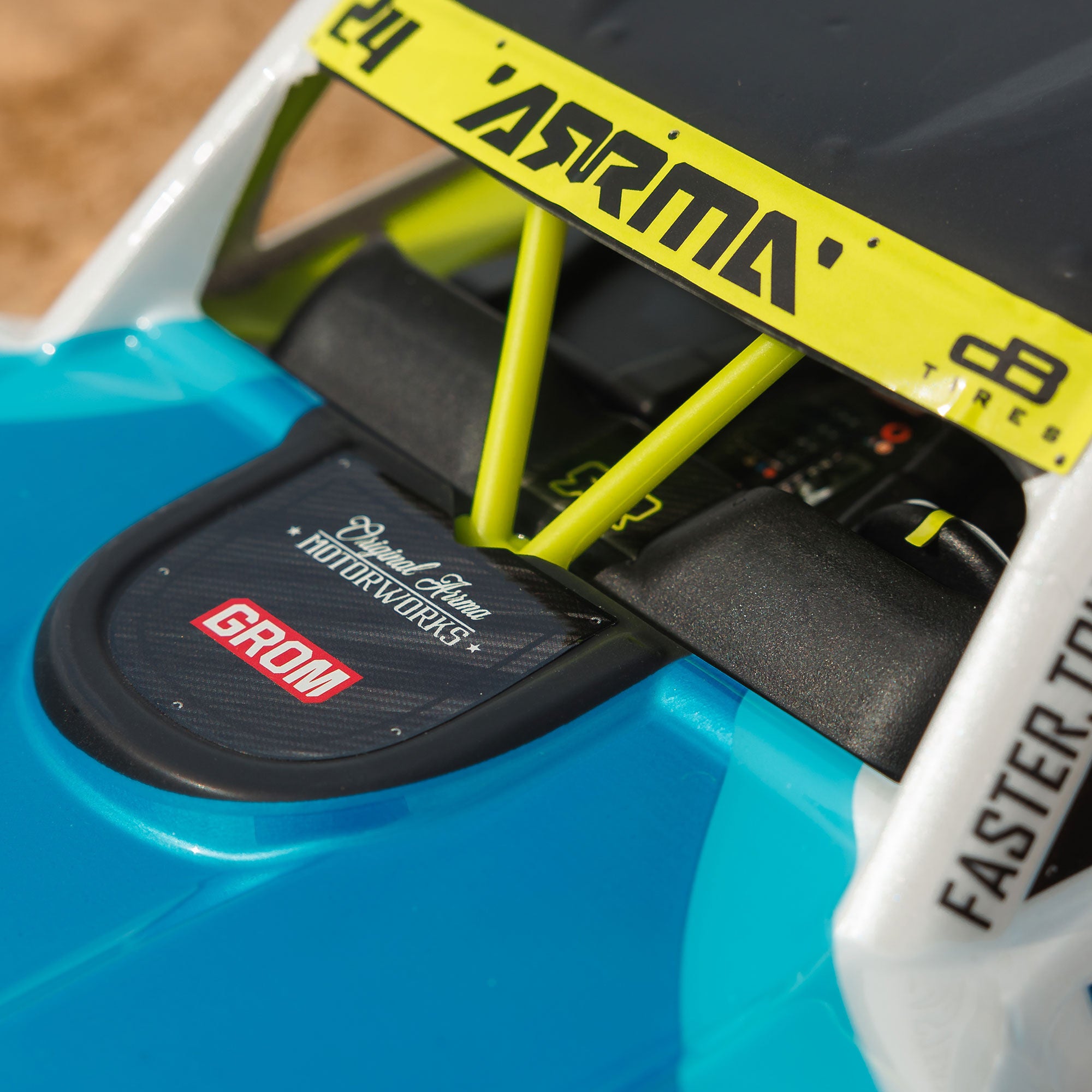 Arrma Mojave Grom Mega 1/16 380 4X4 Small Scale Desert Truck RTR blanc/bleu - Breizh Modélisme.