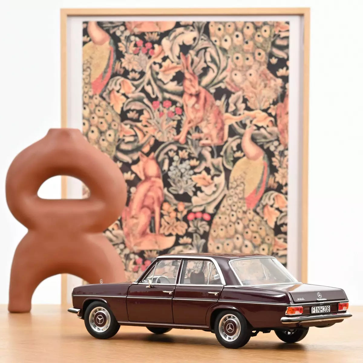 Voiture miniature collection 1/18 Mercedes-Benz 200 1968 Rougebrun foncé Norev 183778