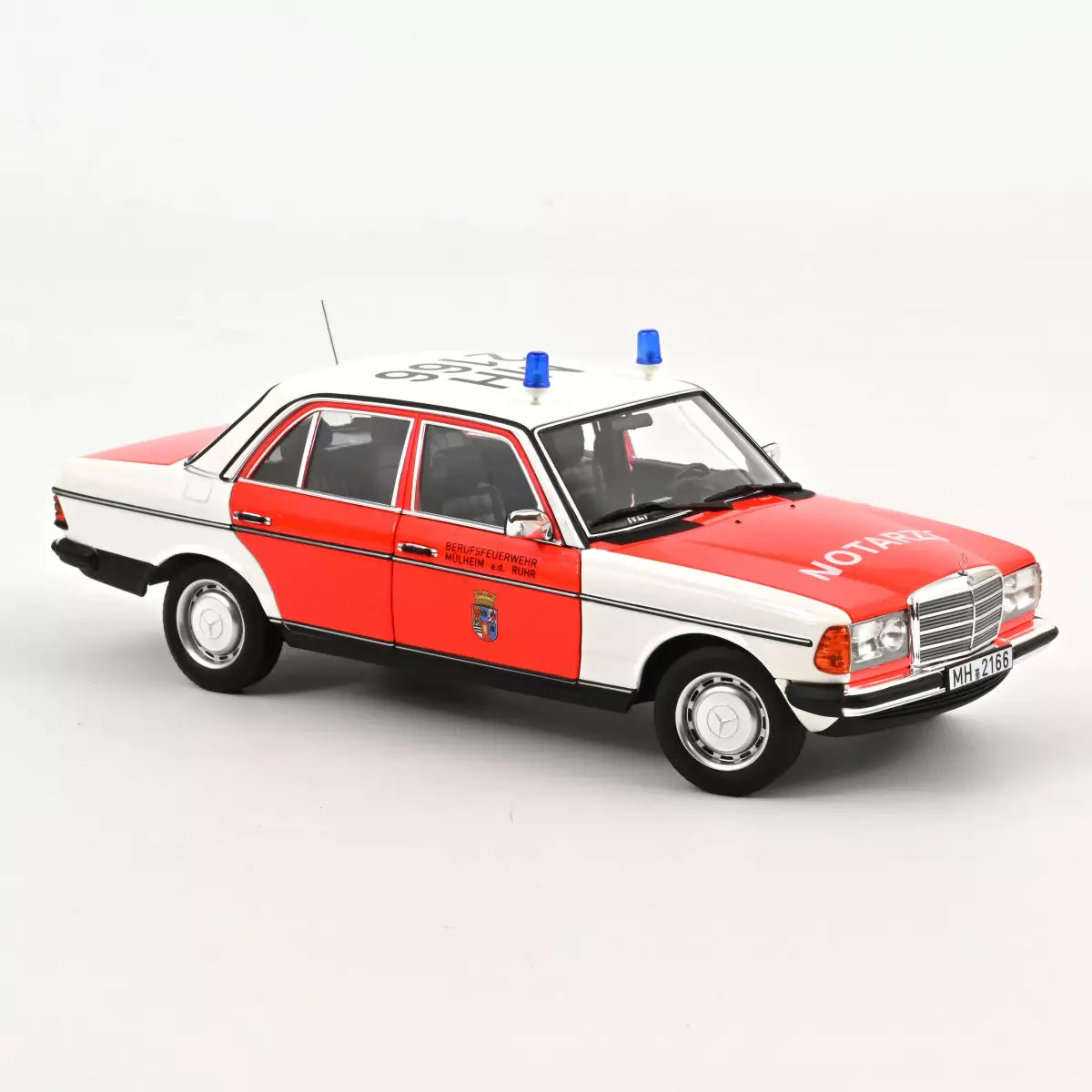 Voiture miniature collection 1/18 Mercedes-Benz 200 1984 Ambulance de secours Norev 183834